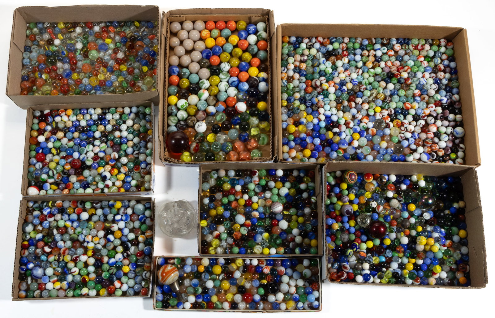 ASSORTED GLASS MACHINE-MADE MARBLES, UNCOUNTED LOT: ASSORTED GLASS MACHINE-MADE MARBLES, UNCOUNTED LOT, including Cat's Eyes, swirls, slags, Akro Agates, etc., and a gear shift knob. 20th century. Marbles: 1/2" to 1 1/2" D. Provenance: Fr