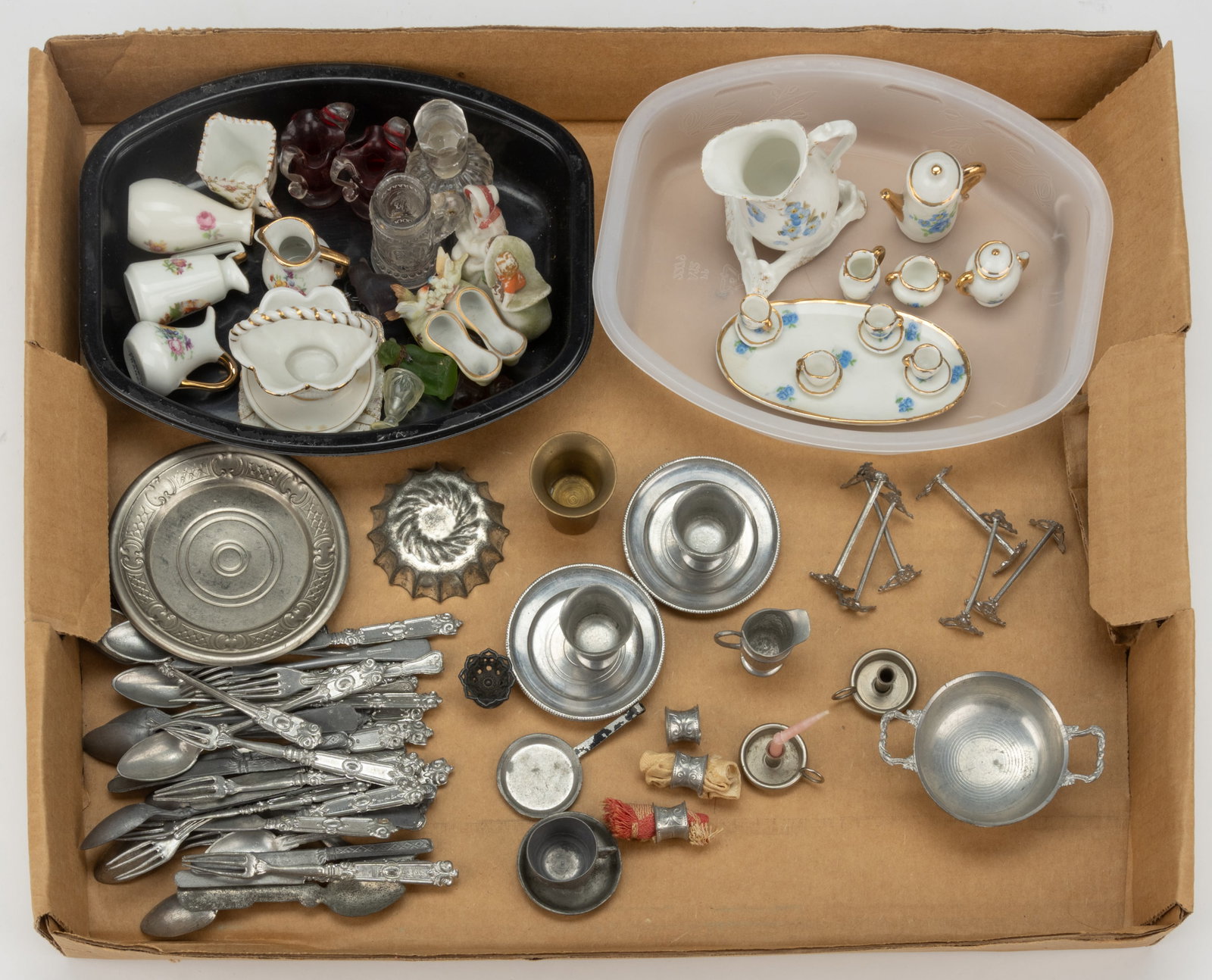 ASSORTED METAL AND CERAMIC MINIATURE DOLLHOUSE KITCHEN ACCESSORIES, UNCOUNTED LOT: ASSORTED BRASS AND METAL MINIATURE DOLLHOUSE KITCHEN ACCESSORIES, UNCOUNTED LOT, includes a partial French ceramic tea set with blue floral decoration, marked "FRANCE"; and assortm