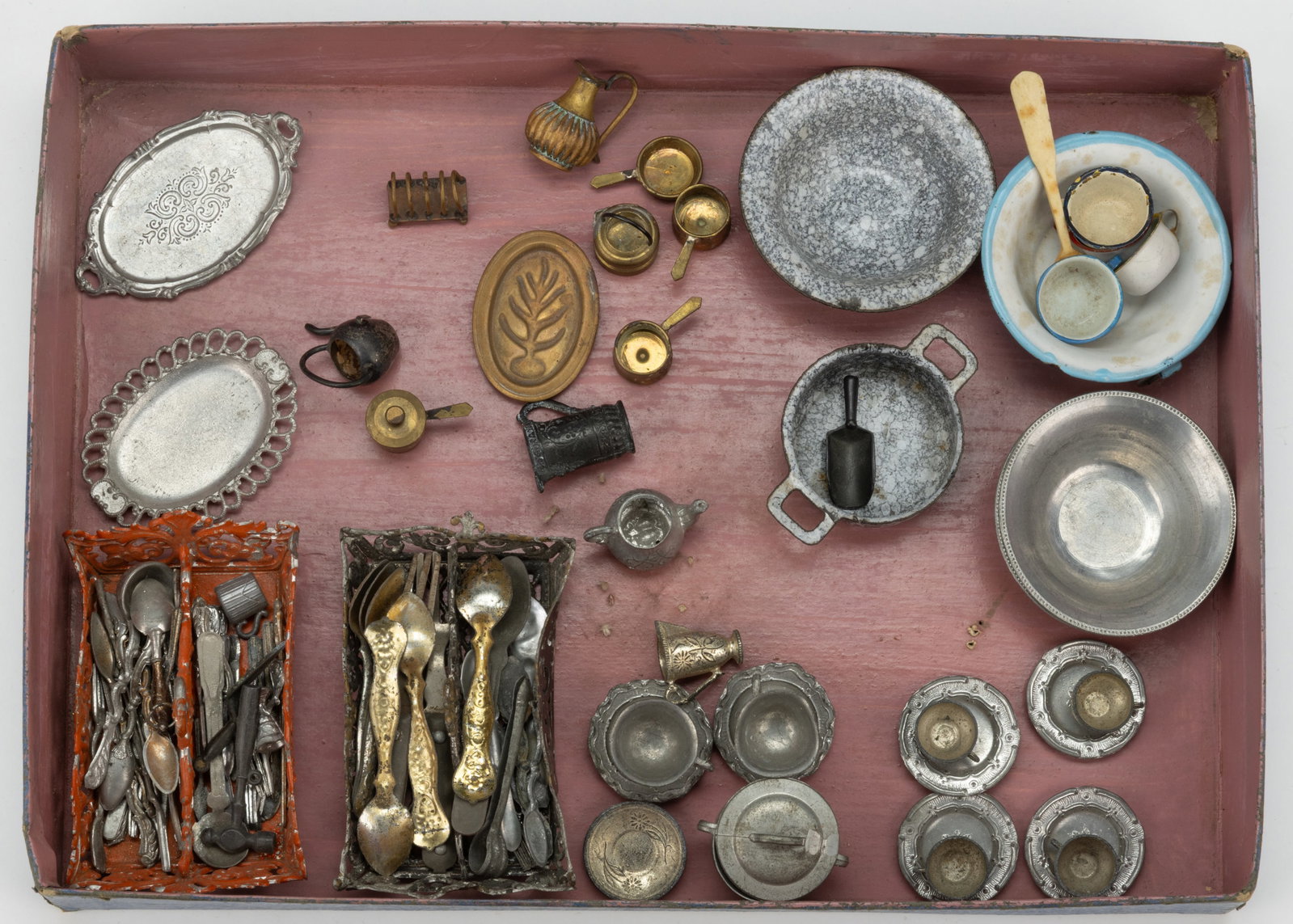 ASSORTED BRASS AND METAL MINIATURE DOLLHOUSE KITCHEN ACCESSORIES, UNCOUNTED LOT (1 of 1)