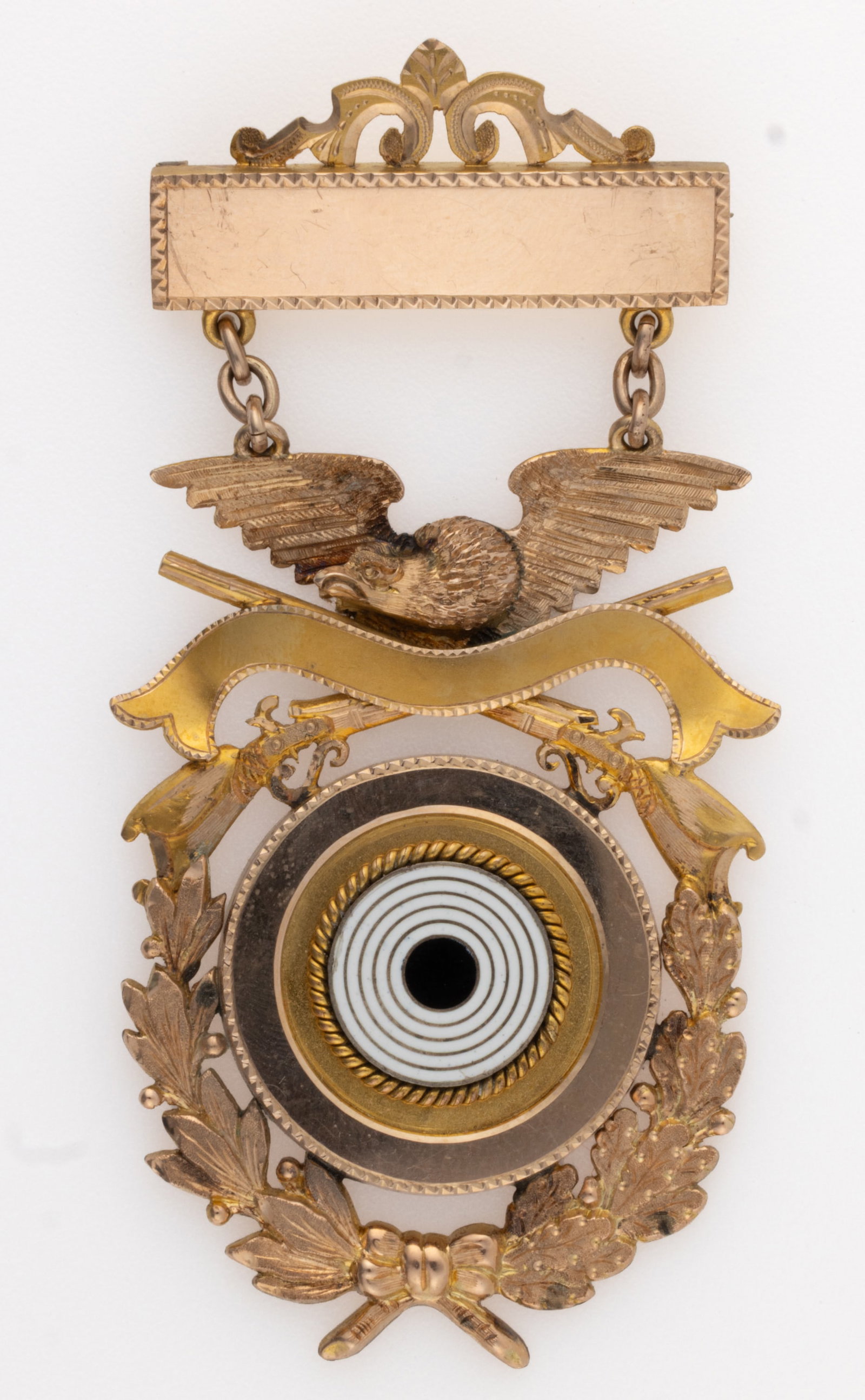 ANTIQUE RIFLEMAN / SHOOTING 10K GOLD MEDAL: ANTIQUE RIFLEMAN / SHOOTING 10K GOLD MEDAL, bar pin with scrolls to top, below with a large panel having a spread-wing eagle above a ribbon in front of crossed rifles, a target with enameled center, a