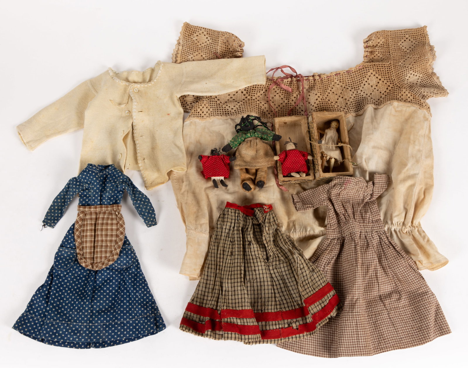 ASSORTED FOLK ART CLOTH / RAG AND WOODEN DOLLS AND CLOTHING, UNCOUNTED LOT (1 of 2)