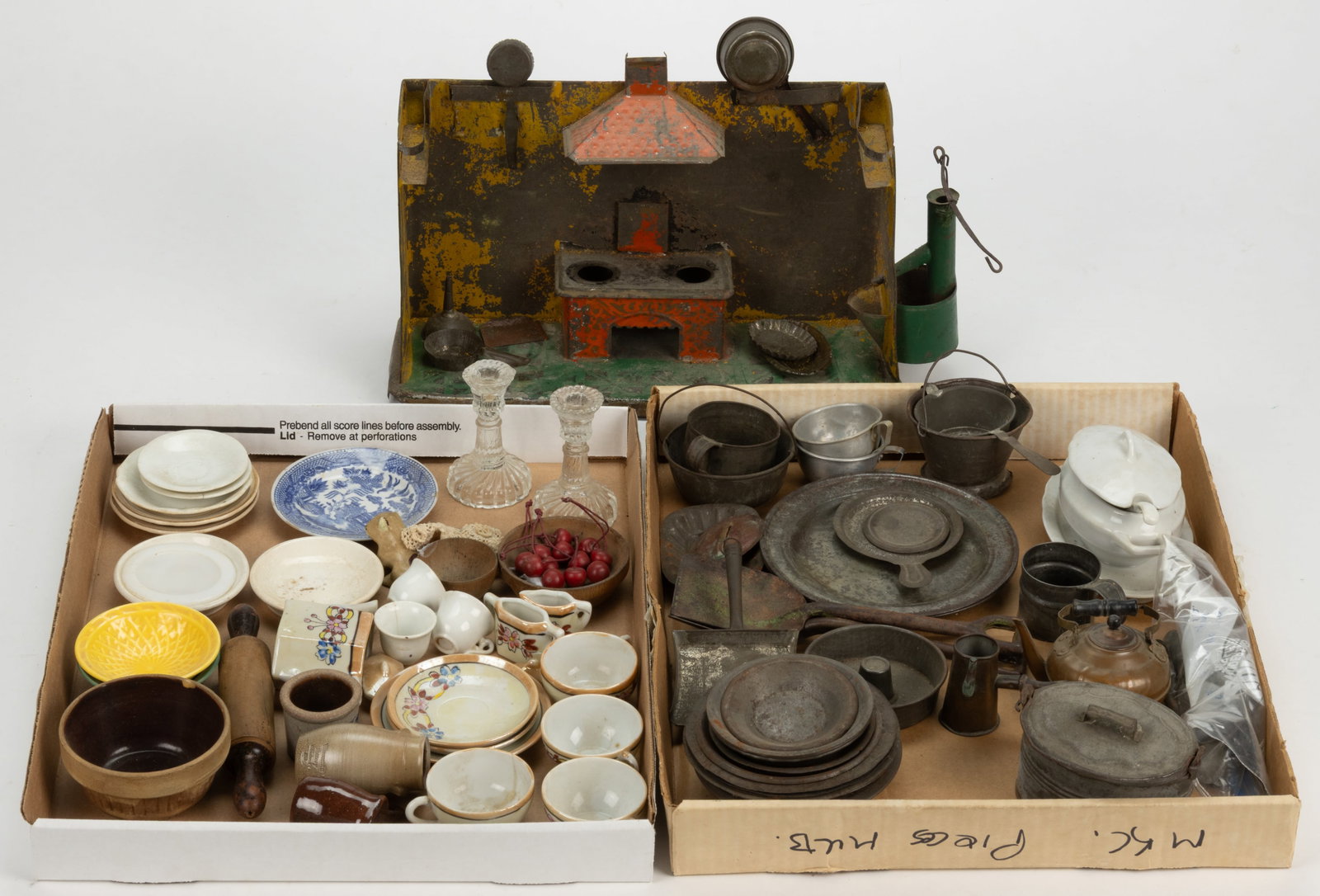 ASSORTED SHEET-IRON / TIN AND OTHER CHILDREN'S KITCHEN DOMESTIC/ UTILITARIAN ARTICLES, UNCOUNTED LOT: ASSORTED SHEET-IRON / TIN AND OTHER CHILDREN'S KITCHEN DOMESTIC/ UTILITARIAN ARTICLES, UNCOUNTED LOT, comprising of a walled kitchen having a range with overhead hood and red ground with stencil d