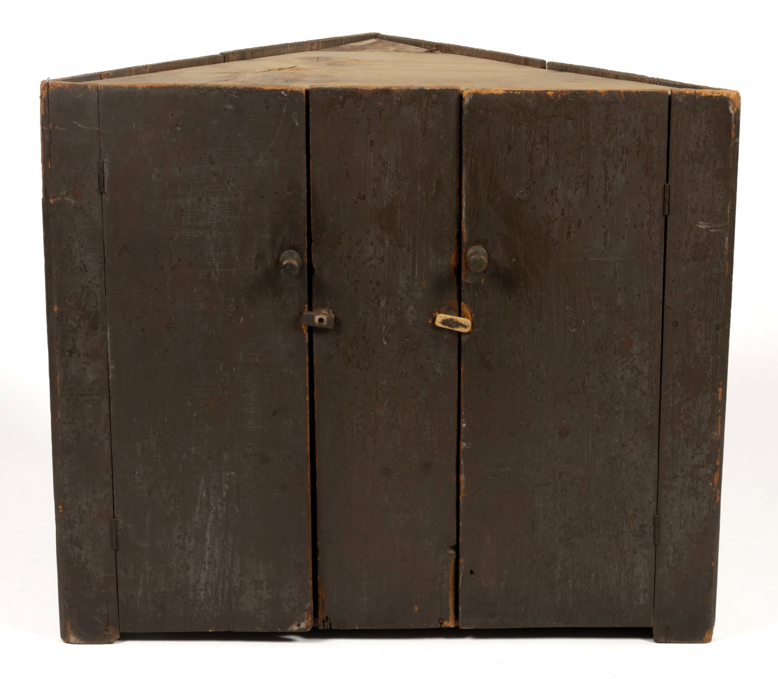 MID-ATLANTIC PAINTED YELLOW PINE DIMINUTIVE CORNER CUPBOARD: MID-ATLANTIC PAINTED YELLOW PINE DIMINUTIVE CORNER CUPBOARD, hanging or countertop form, nailed construction, featuring two hinged doors concealing a single fixed shelf, retains old turned knobs, an e