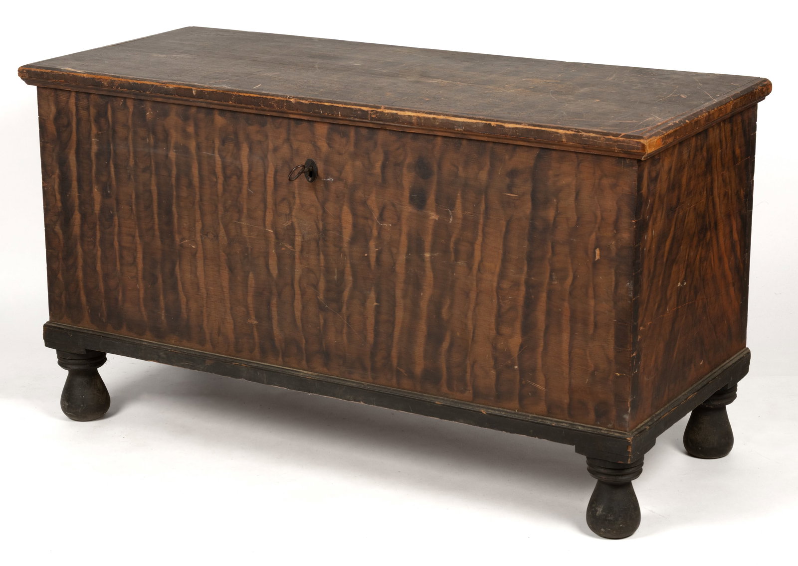 PENNSYLVANIA SMOKE-DECORATED PINE BLANKET CHEST (1 of 7)