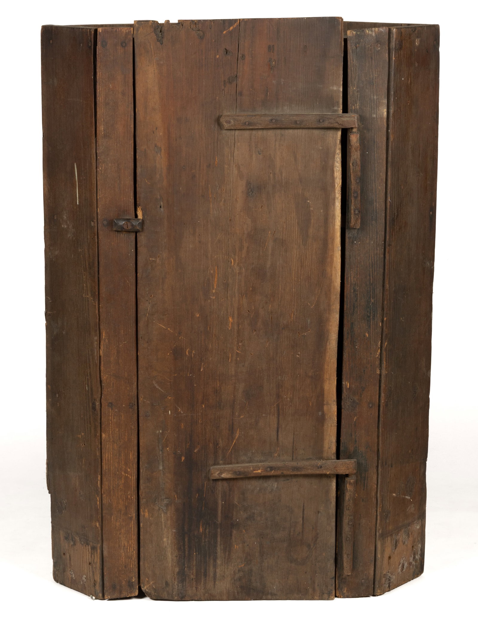 NEW ENGLAND PINE DIMINUTIVE CORNER CUPBOARD: NEW ENGLAND PINE DIMINUTIVE CORNER CUPBOARD, nailed construction, featuring a central full-length hinged cabinet door on carved oak hinges, interior with two fixed shelves. Retains the original d