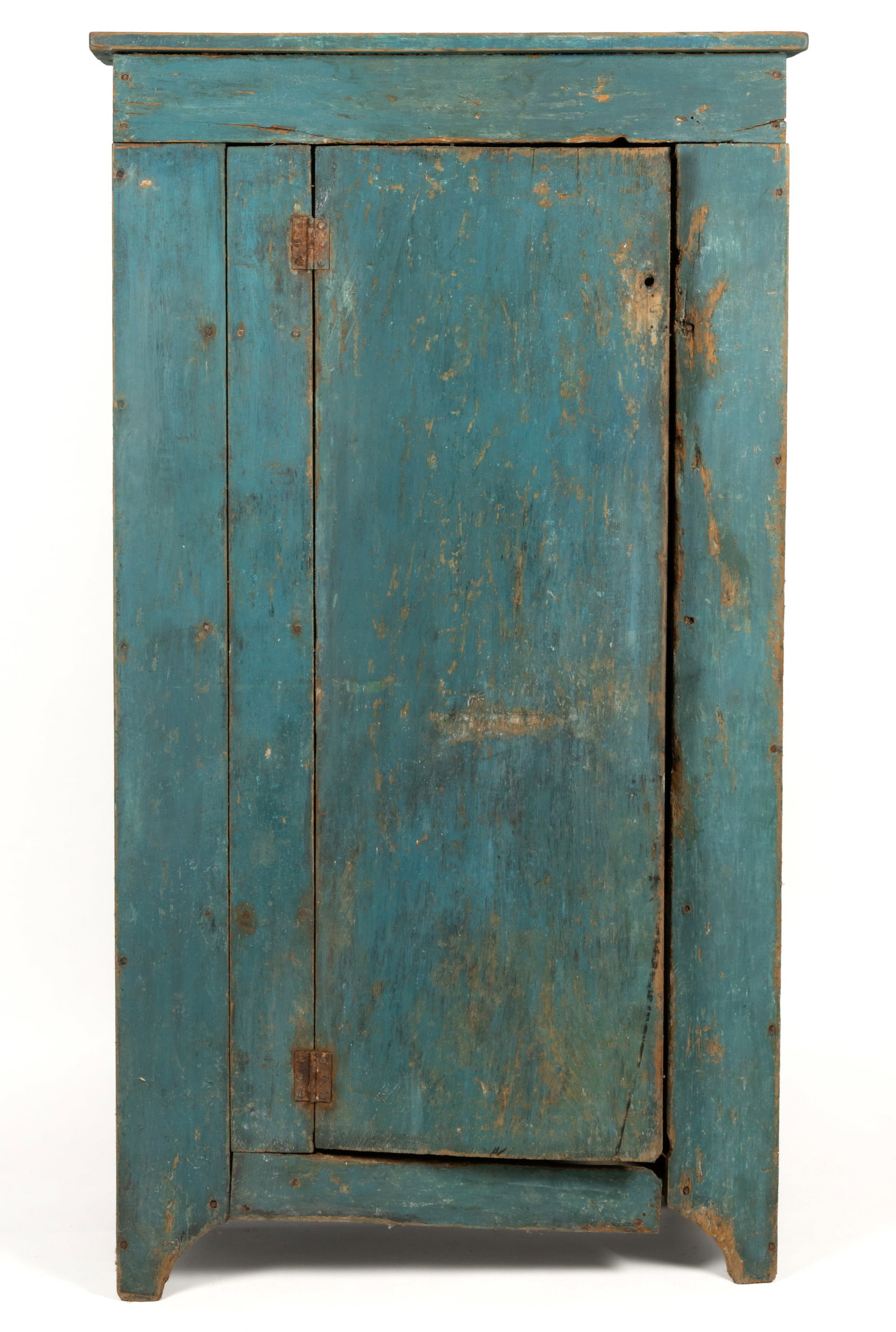 AMERICAN COUNTRY PAINTED POPLAR JELLY CUPBOARD: AMERICAN COUNTRY PAINTED POPLAR JELLY CUPBOARD, one-piece vertical form with single hinged plank door concealing three fixed shelves, the whole flanked by solid ends and raised on a cut-out base,