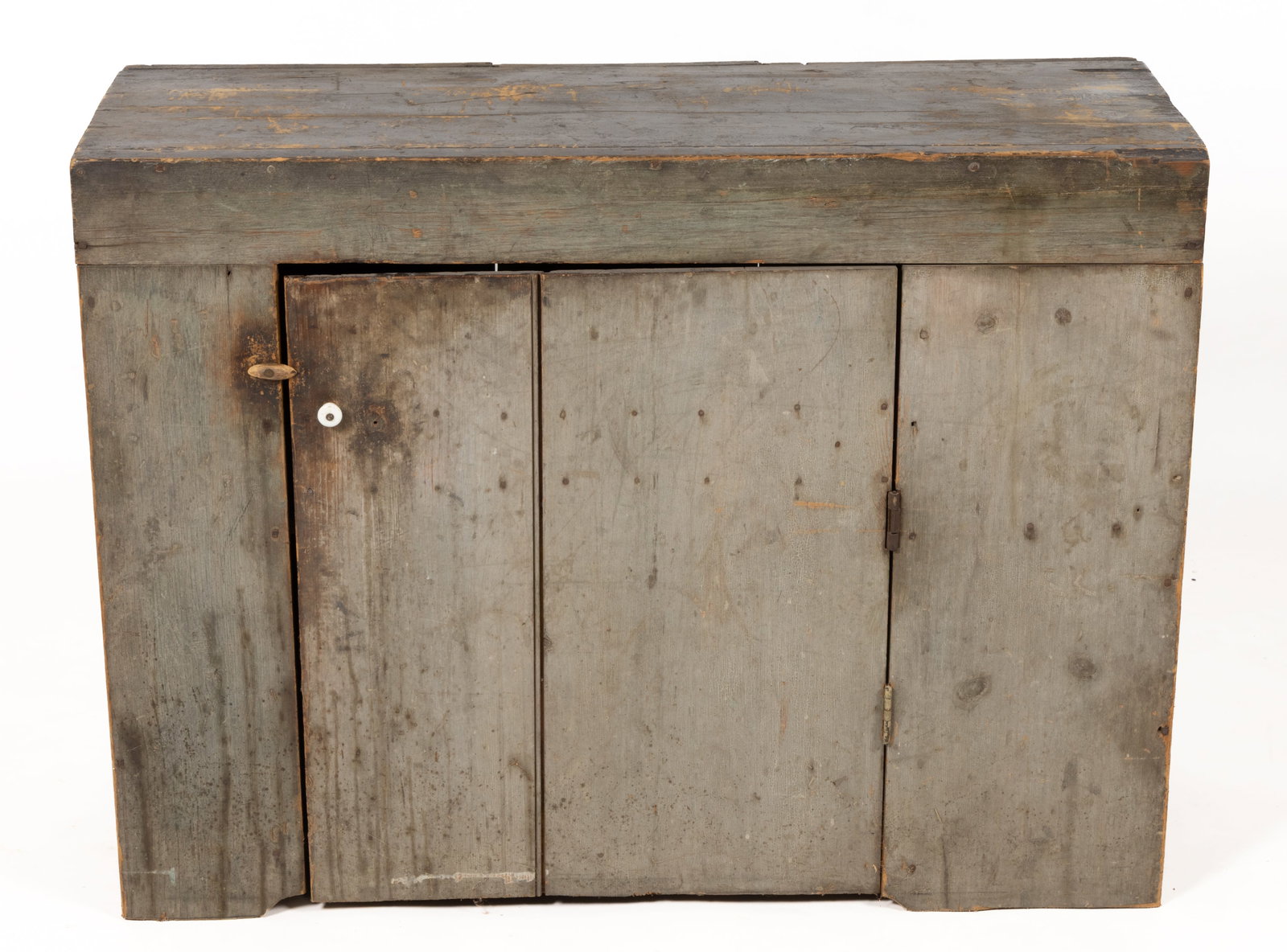 AMERICAN COUNTRY PAINTED PINE BENCH CUPBOARD: AMERICAN COUNTRY PAINTED PINE BENCH CUPBOARD, the low form of nailed construction with single hinged plank door concealing single fixed shelf, retaining possibly original gray-painted surface. Mi