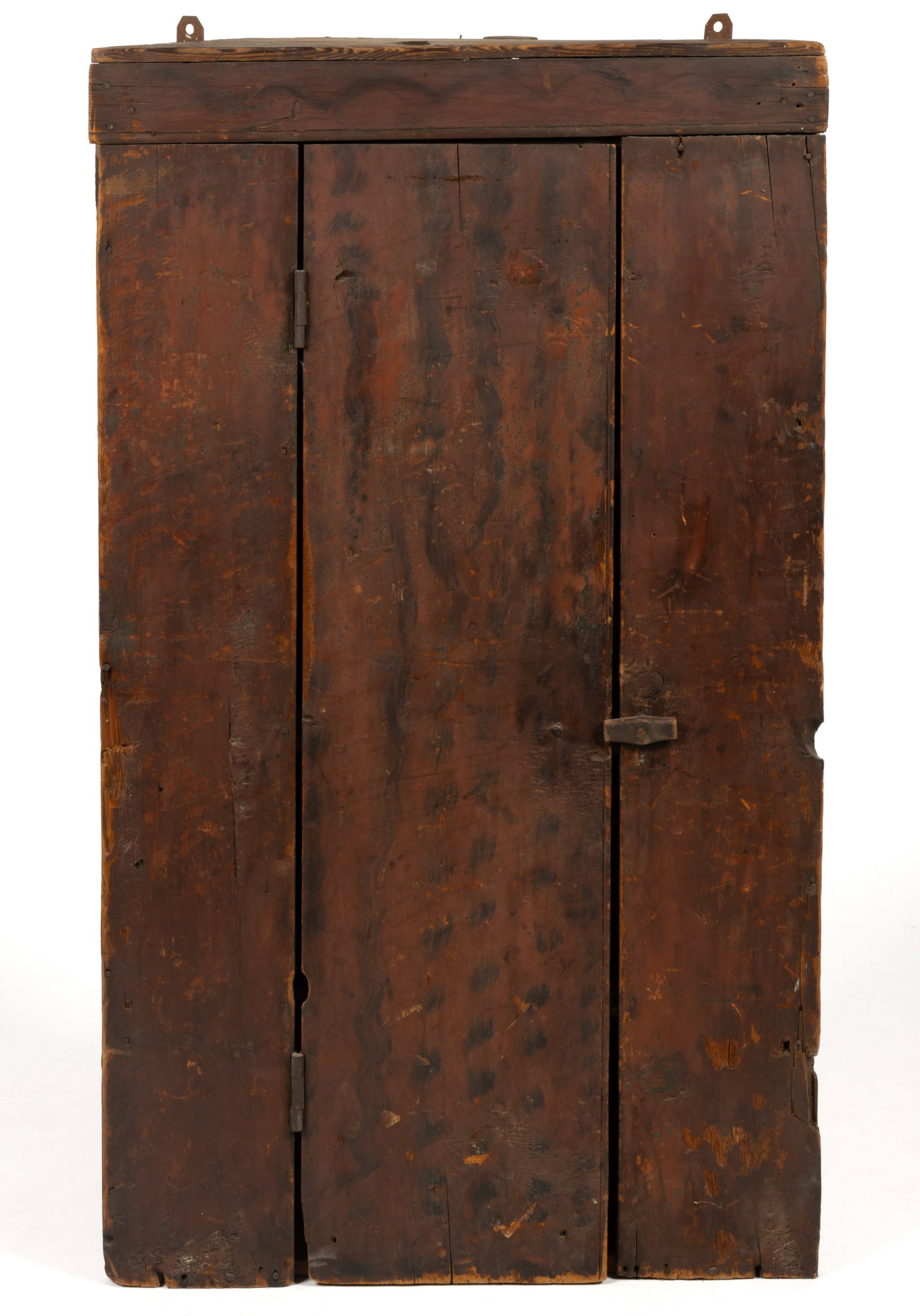 AMERICAN COUNTRY PAINT-DECORATED PINE HANGING CORNER CUPBOARD: AMERICAN COUNTRY PAINT-DECORATED PINE HANGING CORNER CUPBOARD, with single hinged plank door concealing three fixed shelves, retaining likely original wooden turnbuckle and red-and-black surface. Seco