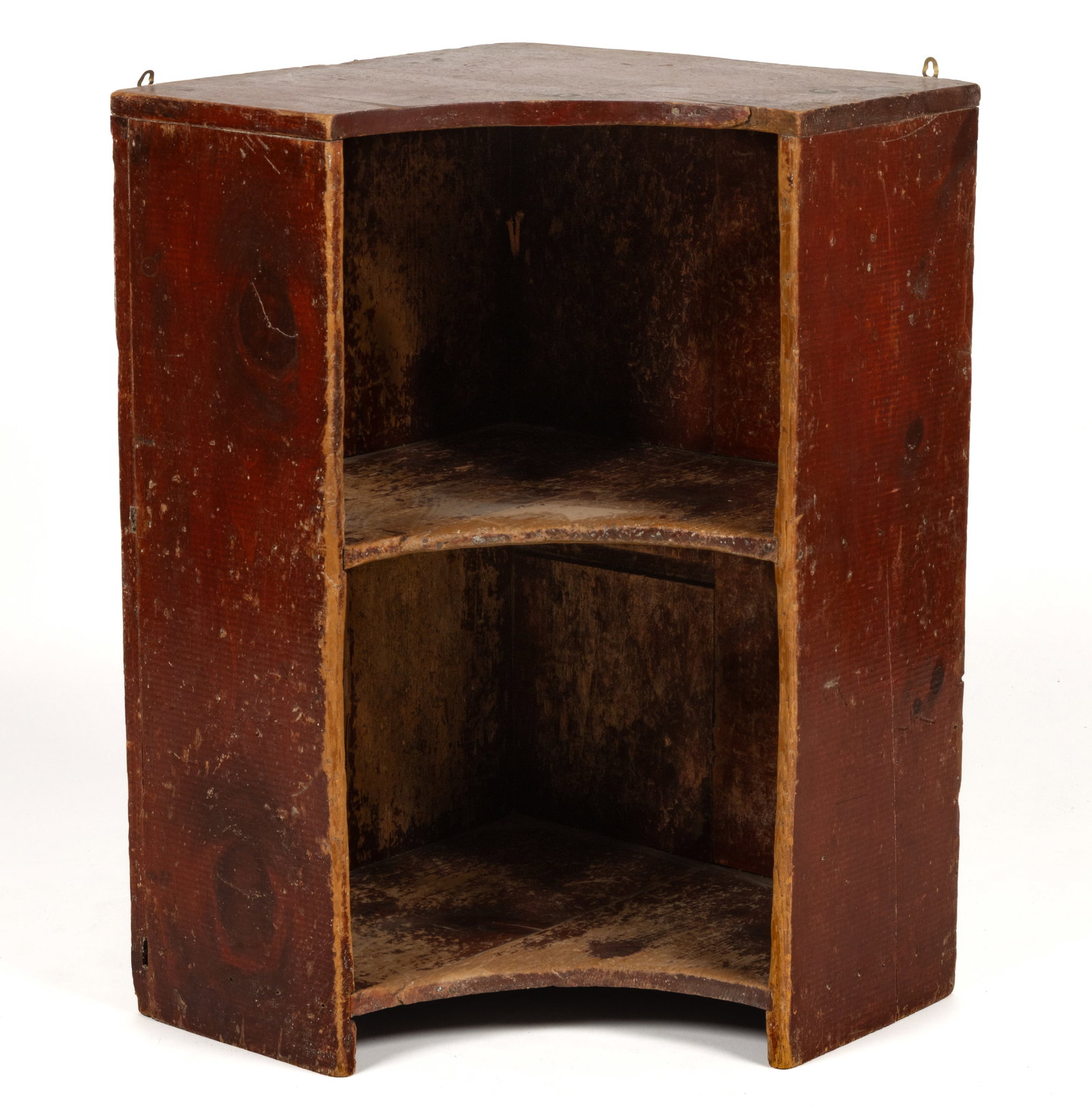 AMERICAN COUNTRY PAINTED PINE HANGING / COUNTER-TOP OPEN CORNER SHELF: AMERICAN COUNTRY PAINTED PINE HANGING / COUNTER-TOP OPEN CORNER SHELF, one-piece form of nailed construction, having an arched cut-out profile to opening with conforming shelves, retaining likely orig