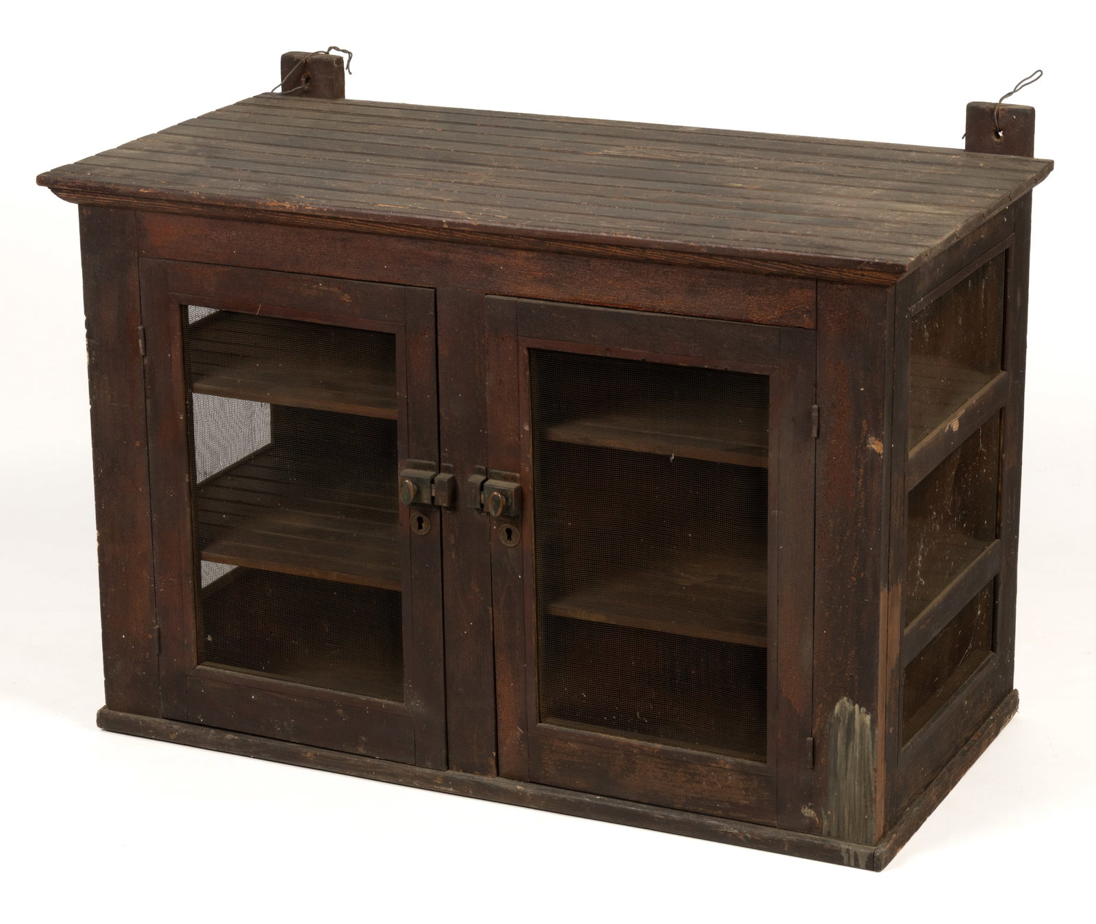 AMERICAN COUNTRY HANGING PIE SAFE: AMERICAN COUNTRY HANGING PIE SAFE, a screened form with tongue-and-groove beadboard top and shelves, retaining likely original hardware and varnished surface. Late 19th/early 20th century. 28"