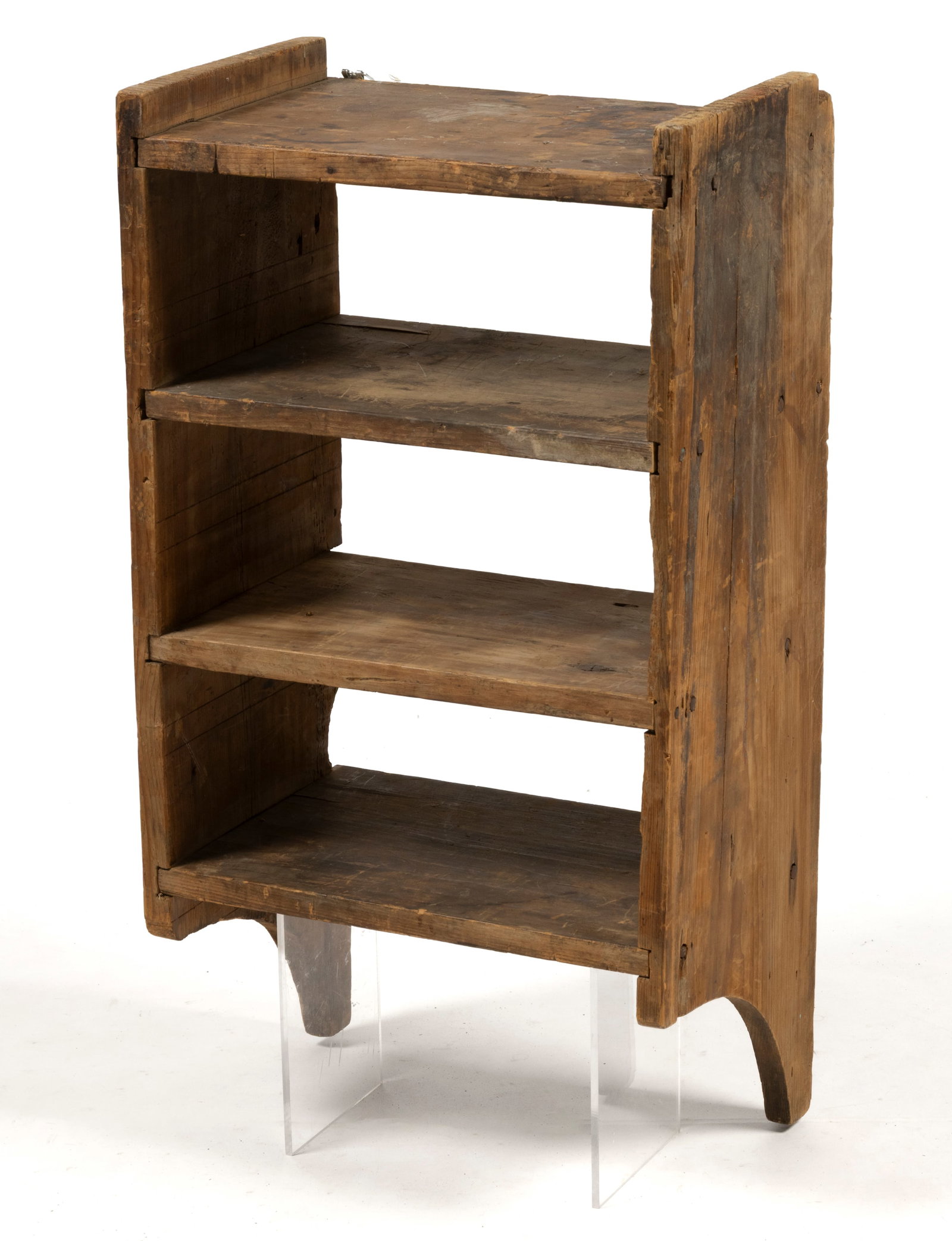 AMERICAN PINE HANGING WALL SHELF: AMERICAN PINE HANGING WALL SHELF, nailed construction, base with crescent-form side ends and supporting four horizontal plank shelves. Retains the original dry surface. Reverse with mod