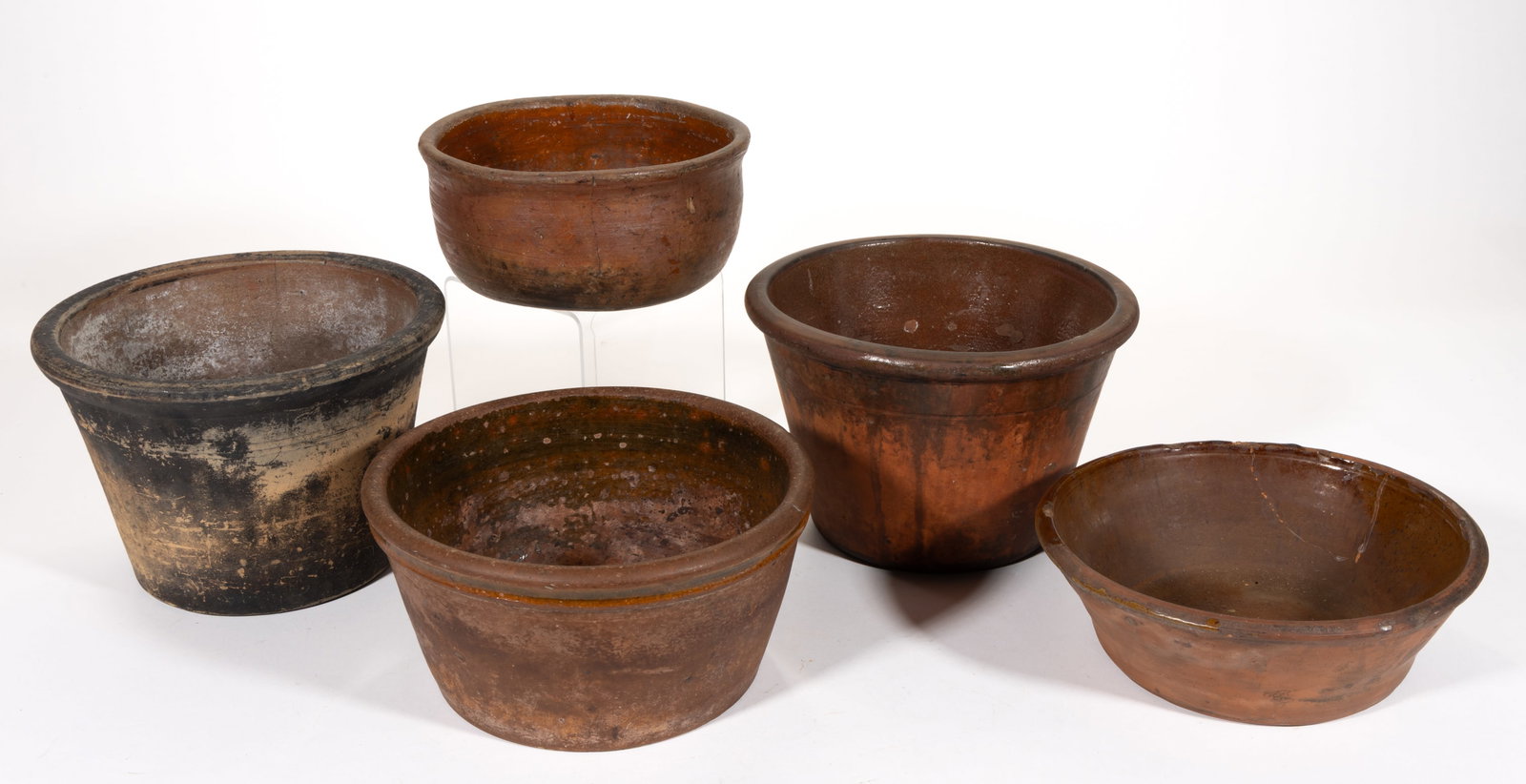 AMERICAN EARTHENWARE / REDWARE BOWLS / PANS AND OTHER ARTICLES, LOT OF FIVE (1 of 1)