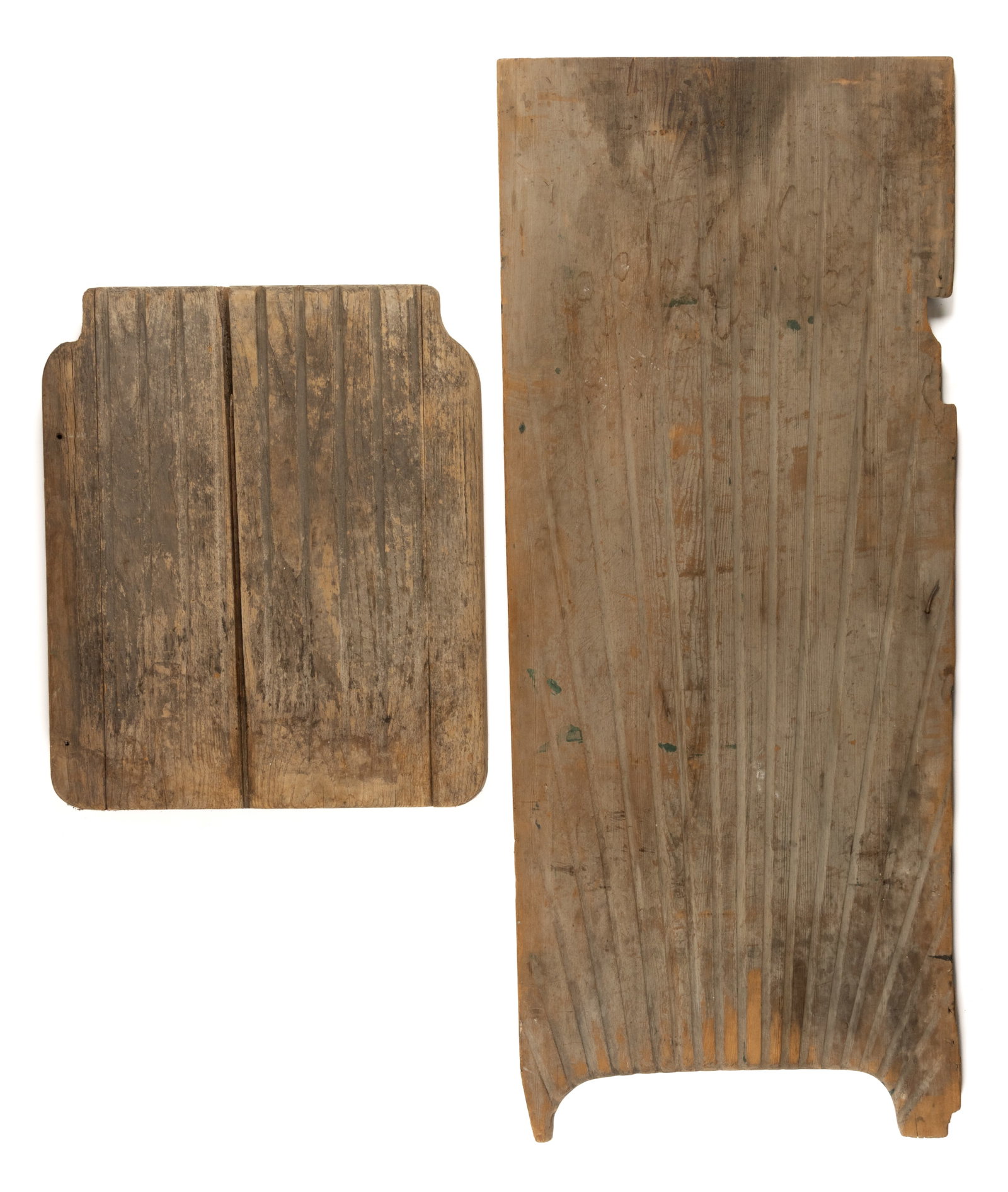 AMERICAN TREEN DRAIN BOARDS, LOT OF TWO: AMERICAN TREEN DRAIN BOARDS, LOT OF TWO, pine and oak, comprising a massive single-board example with a cut-out end on short feet; and a smaller thick oak example with battens on the backside and scri