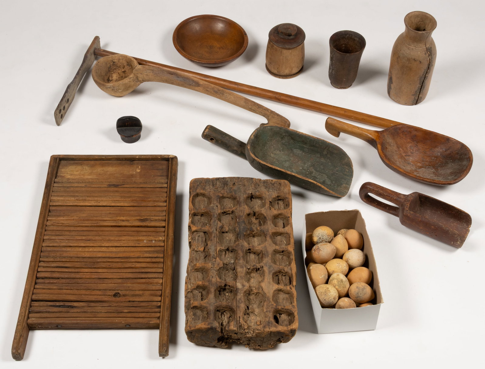 ASSORTED COUNTRY TREENWARE AND WOODEN DOMESTIC ARTICLES, LOT OF 11: ASSORTED COUNTRY TREENWARE AND WOODEN DOMESTIC ARTICLES, LOT OF 11, comprising of three scoops including one having a green painted surface and remaining with a red painted surface