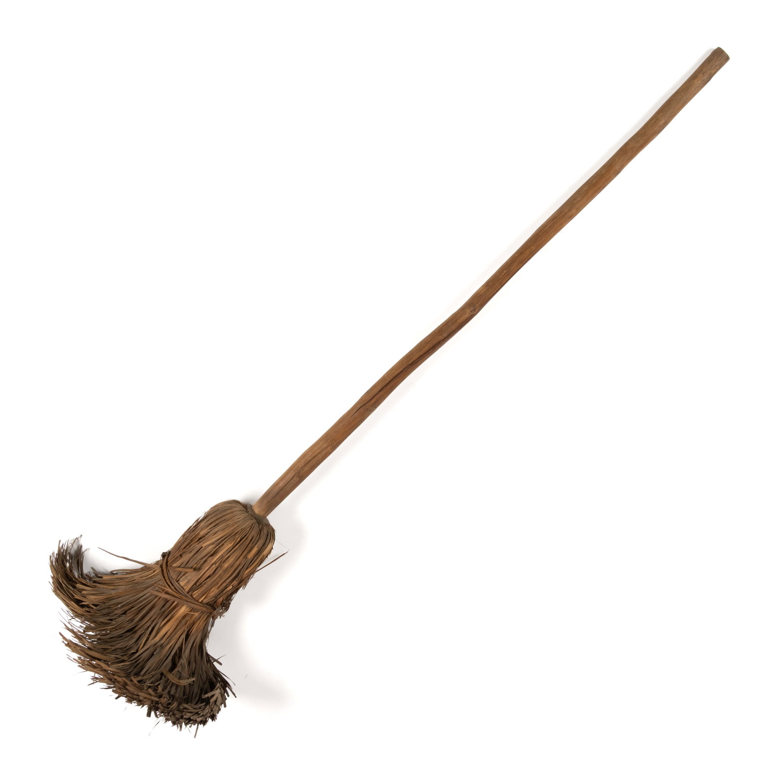 NEW ENGLAND ASH / BIRCH SHAVED / SPLINT HEARTH BROOM: NEW ENGLAND ASH / BIRCH SHAVED / SPLINT HEARTH BROOM, having a shaven handle with splints bent down and secured by a splint band, retains the original dry surface. Late 19th/first quarter 20th