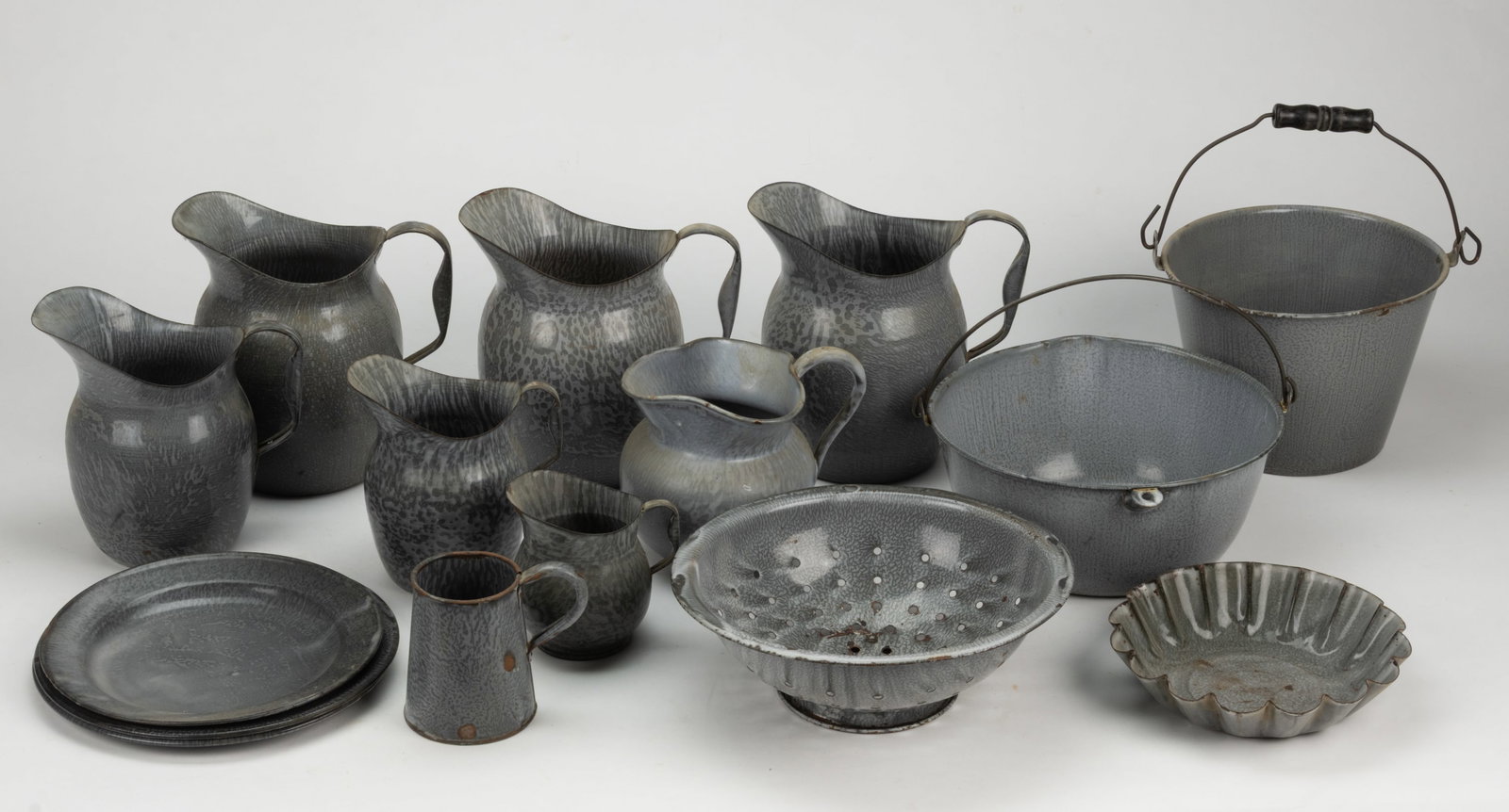 ASSORTED ENAMELWARE / GRANITEWARE KITCHEN DOMESTIC/ UTILITARIAN ARTICLES, LOT OF 15: ASSORTED ENAMELWARE / GRANITEWARE KITCHEN DOMESTIC / UTILITARIAN ARTICLES, LOT OF 15, light and dark gray with various patterns including speckled, mottled and swirling, articles comprising of se