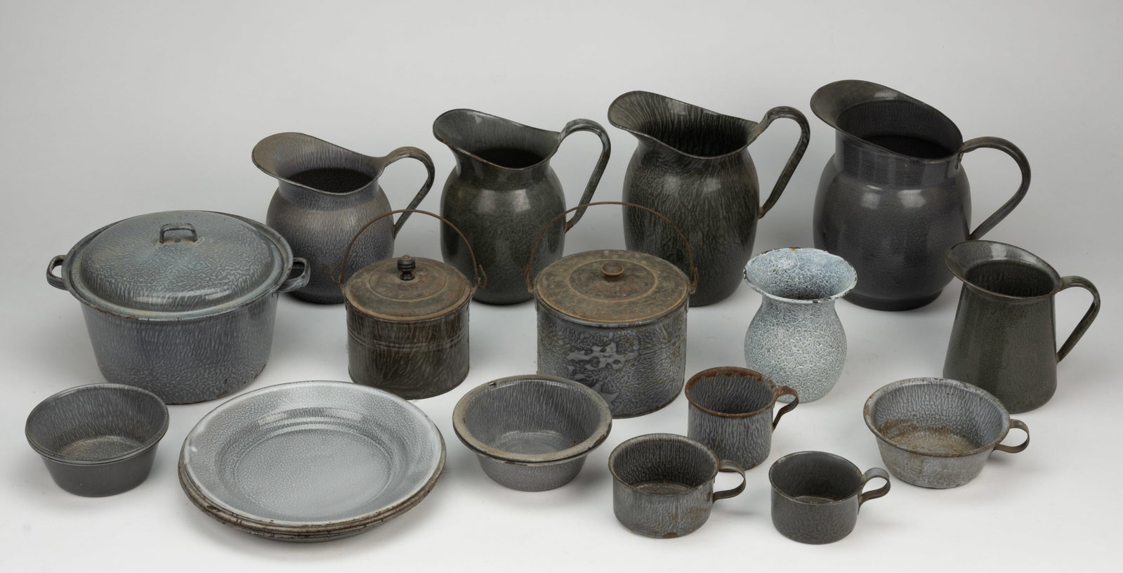 ASSORTED ENAMELWARE / GRANITEWARE KITCHEN DOMESTIC/ UTILITARIAN ARTICLES, LOT OF 23 (1 of 1)