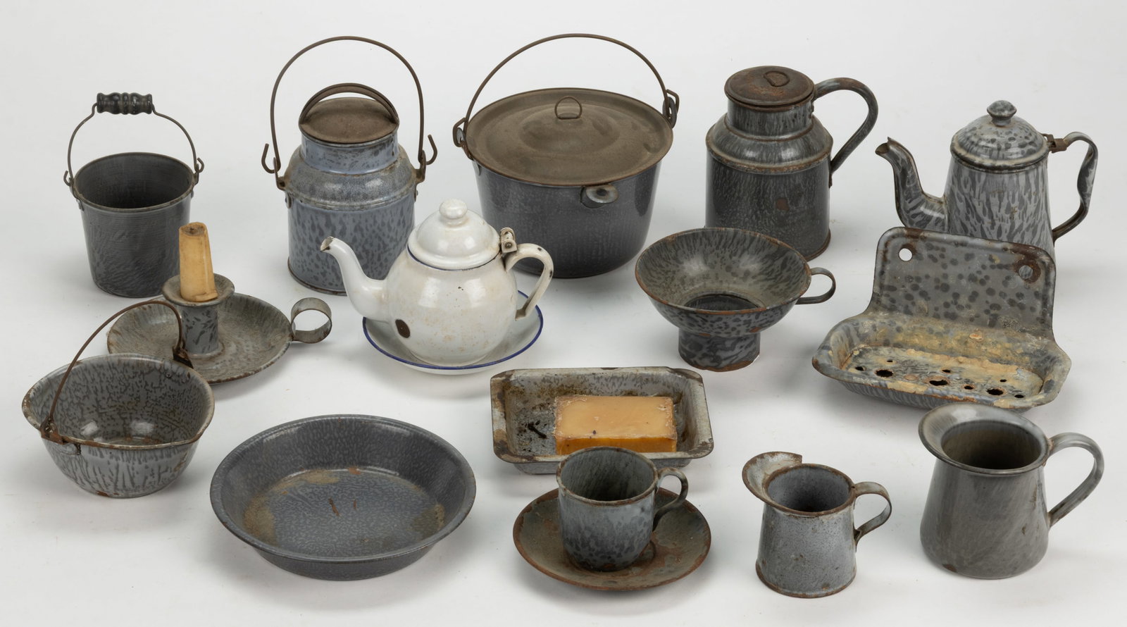 ASSORTED ENAMELWARE / GRANITEWARE KITCHEN DOMESTIC/ UTILITARIAN DIMINUTIVE ARTICLES, LOT OF 17: ASSORTED ENAMELWARE / GRANITEWARE KITCHEN DOMESTIC / UTILITARIAN DIMINUTIVE ARTICLES, LOT OF 17, white, light and dark gray with various patterns including speckled, mottled and swirling, ar
