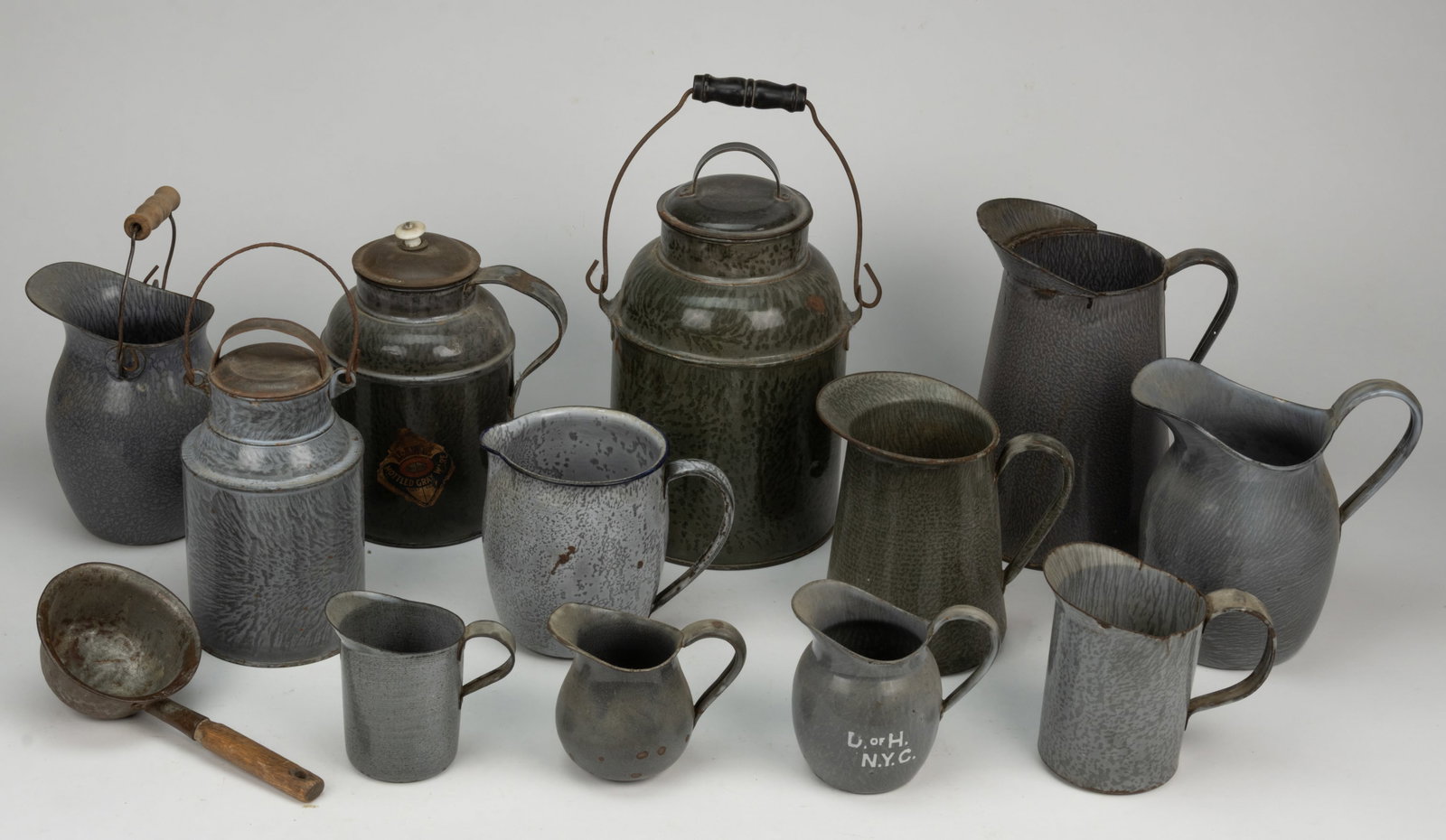 ASSORTED ENAMELWARE / GRANITEWARE KITCHEN DOMESTIC/ UTILITARIAN ARTICLES, LOT OF 13: ASSORTED ENAMELWARE / GRANITEWARE KITCHEN DOMESTIC / UTILITARIAN ARTICLES, LOT OF 13, light and dark gray with various patterns including speckled, mottled and swirling, articles comprising of ni