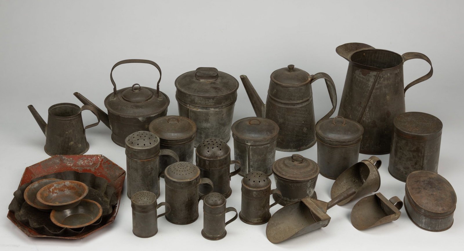 ASSORTED SHEET-IRON / TIN KITCHEN DOMESTIC/ UTILITARIAN ARTICLES, LOT OF 25 (1 of 1)