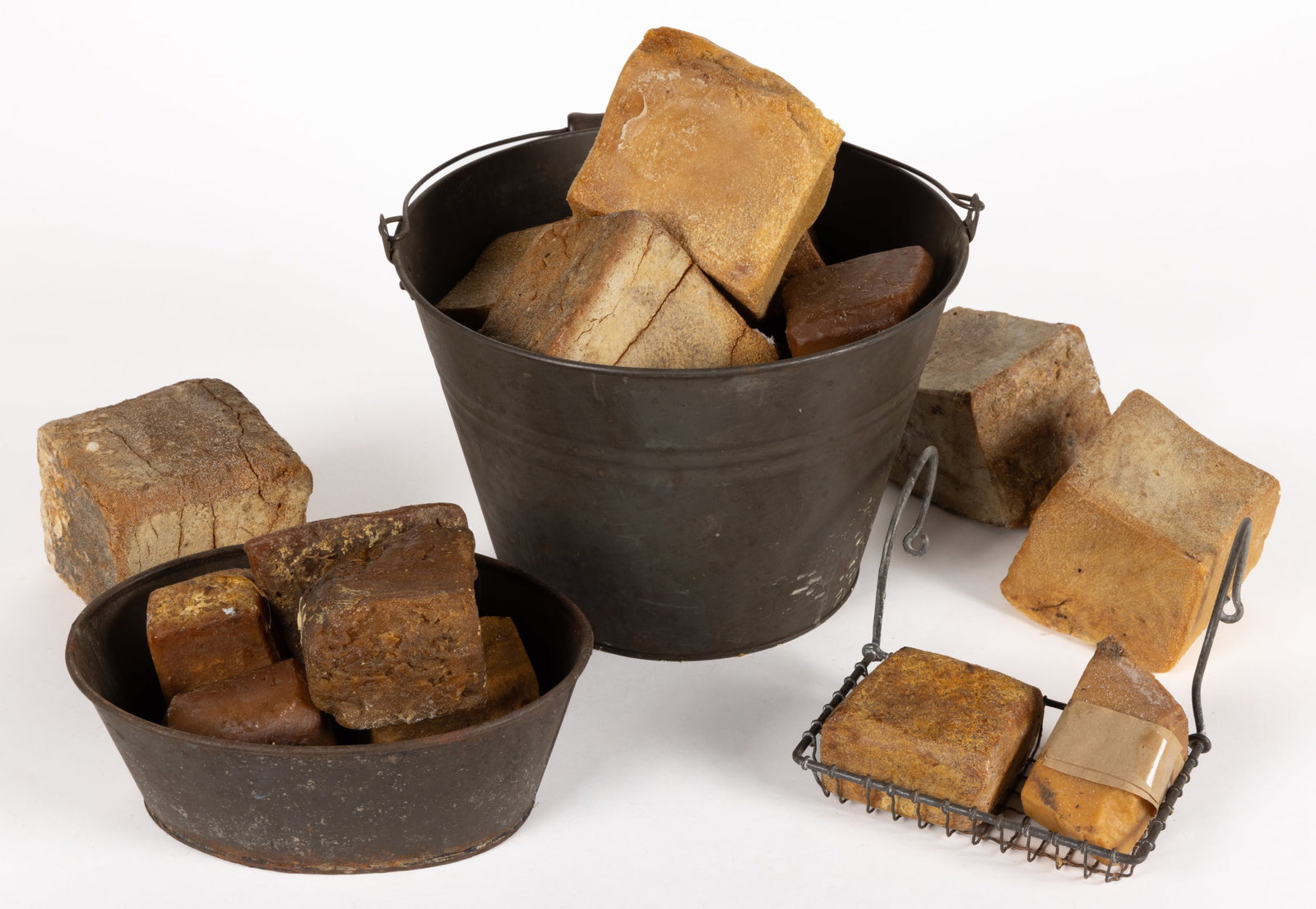 ASSORTED SOAP AND SOAP HOLDERS, UNCOUNTED LOT (1 of 1)