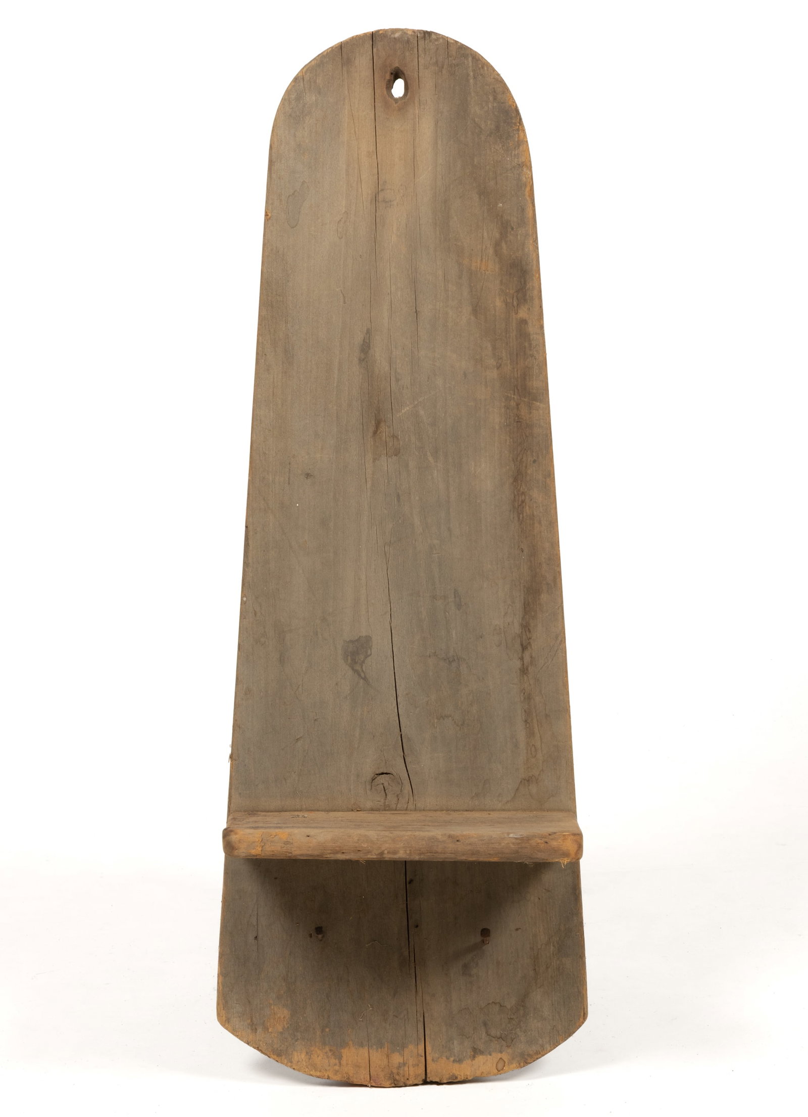 AMERICAN PINE HANGING SCRUB BOARD: AMERICAN PINE HANGING SCRUB BOARD, nailed construction, the tapered rectangular back with rounded top and bottom over a shallow shelf and two early nails. Retains the original dry surface. Mid 19