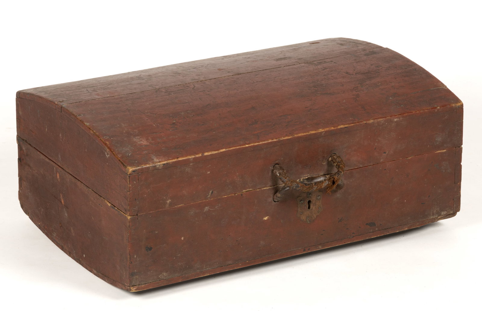 EUROPEAN PAINTED PINE SUITCASE: EUROPEAN PAINTED PINE SUITCASE, dovetailed construction, rectangular form with bowed sides, leather handles, and a brass escutcheon with iron interior lock. The interior is lined with what appear to b