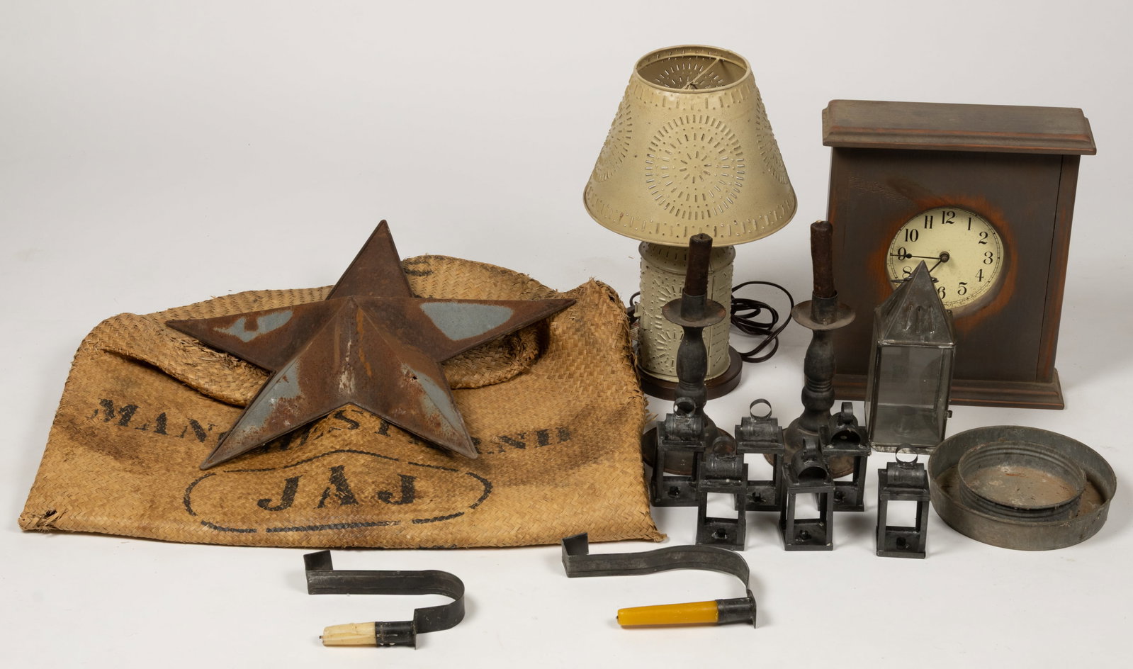 ASSORTED MODERN / VINTAGE METAL AND WOOD DOMESTIC ARTICLES, UNCOUNTED LOT (1 of 1)