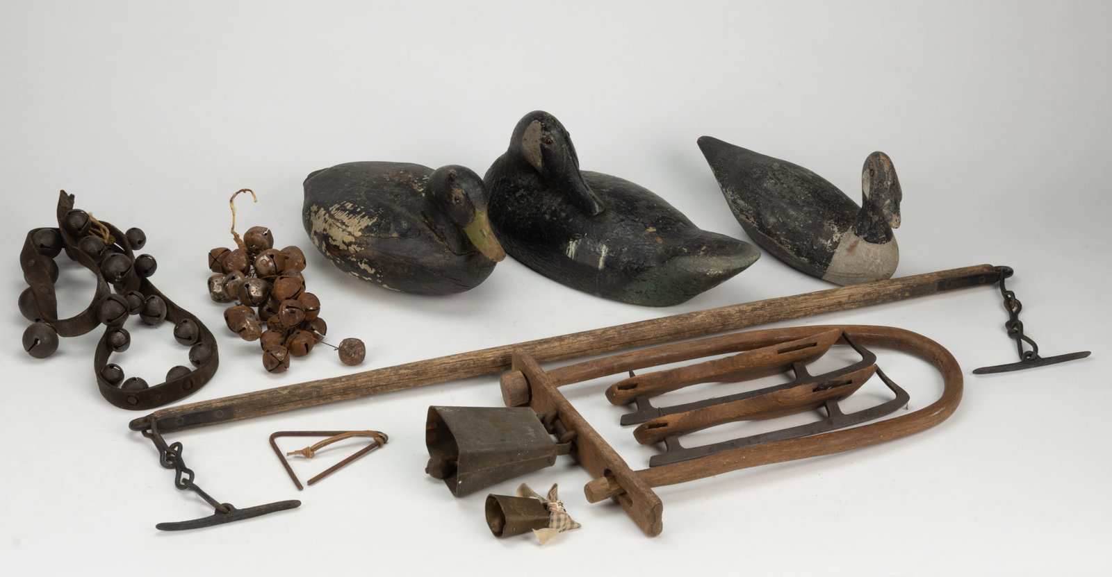 ASSORTED WOOD AND METAL DOMESTIC ARTICLES, UNCOUNTED LOT (1 of 1)