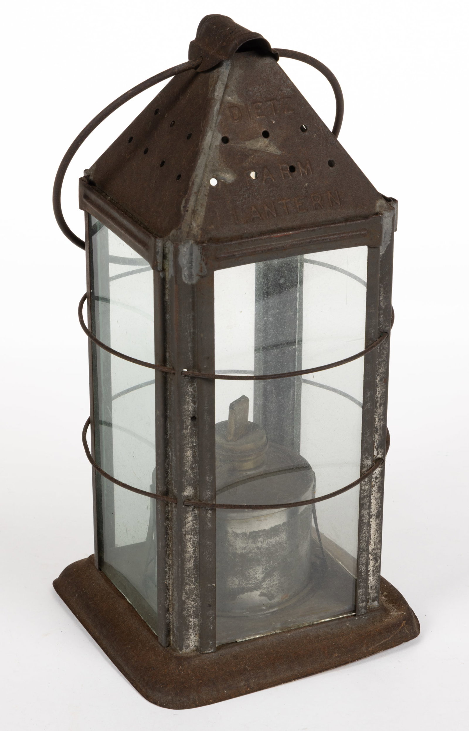 DIETZ & CO. SHEET IRON "FARM" KEROSENE LANTERN (1 of 2)
