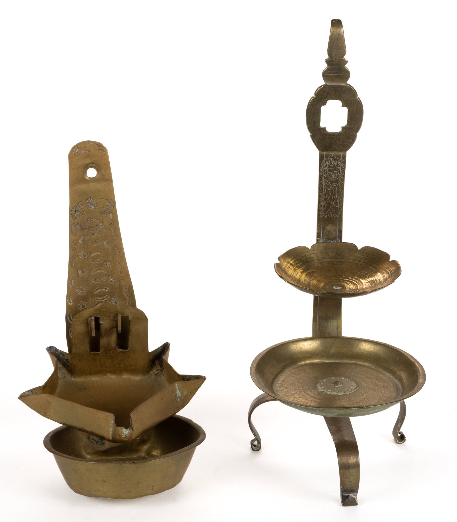 ASSORTED CONTINENTAL BRASS CRUSIE / PAN FAT / GREASE LAMPS, LOT OF TWO: ASSORTED CONTINENTAL BRASS CRUSIE / PAN FAT / GREASE LAMPS, LOT OF TWO, each having engraved ornamentation to the shaft, comprising of a double crusie for wall mount hanging, upper