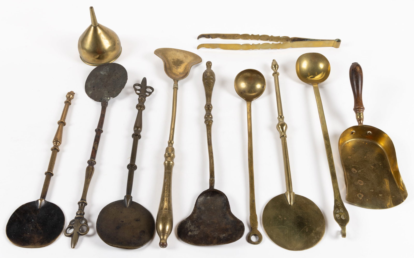 ASSORTED BRASS HEARTH / FIREPLACE AND KITCHEN UTENSILS AND DOMESTIC ARTICLES, LOT OF 11 (1 of 1)