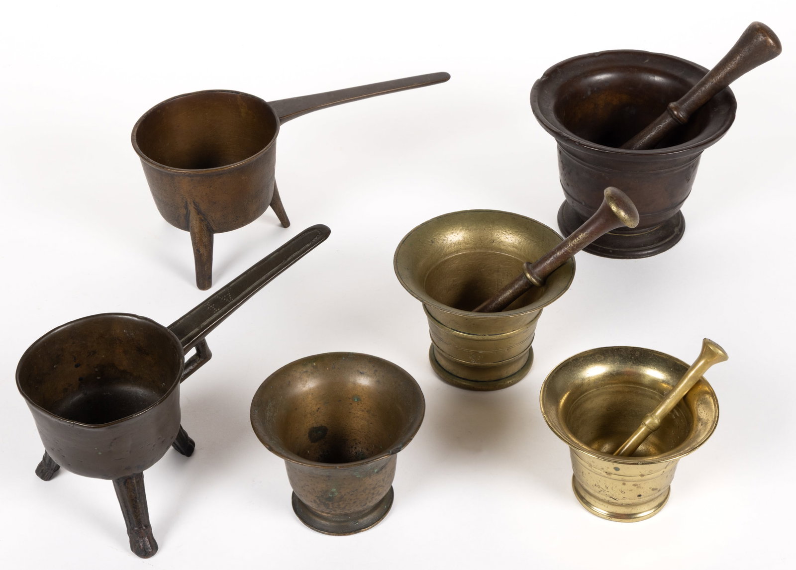 ASSORTED BRASS / BRONZE DOMESTIC ARTICLES, LOT OF SIX: ASSORTED BRASS / BRONZE DOMESTIC ARTICLES, LOT OF SIX, comprising four mortars, each having beading lines to the exterior of the body and a flared base, three examples having a pestle; two diminutive 