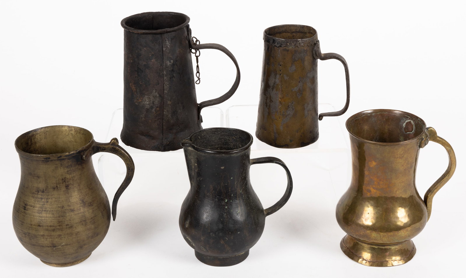ASSORTED METALS BEVERAGE VESSELS, LOT OF FIVE: ASSORTED METALS BEVERAGE VESSELS, LOT OF FIVE, comprising of four mugs/tankards, including two brass and two metal examples, including one example having an applied rim with a lower zig-zag pattern ed