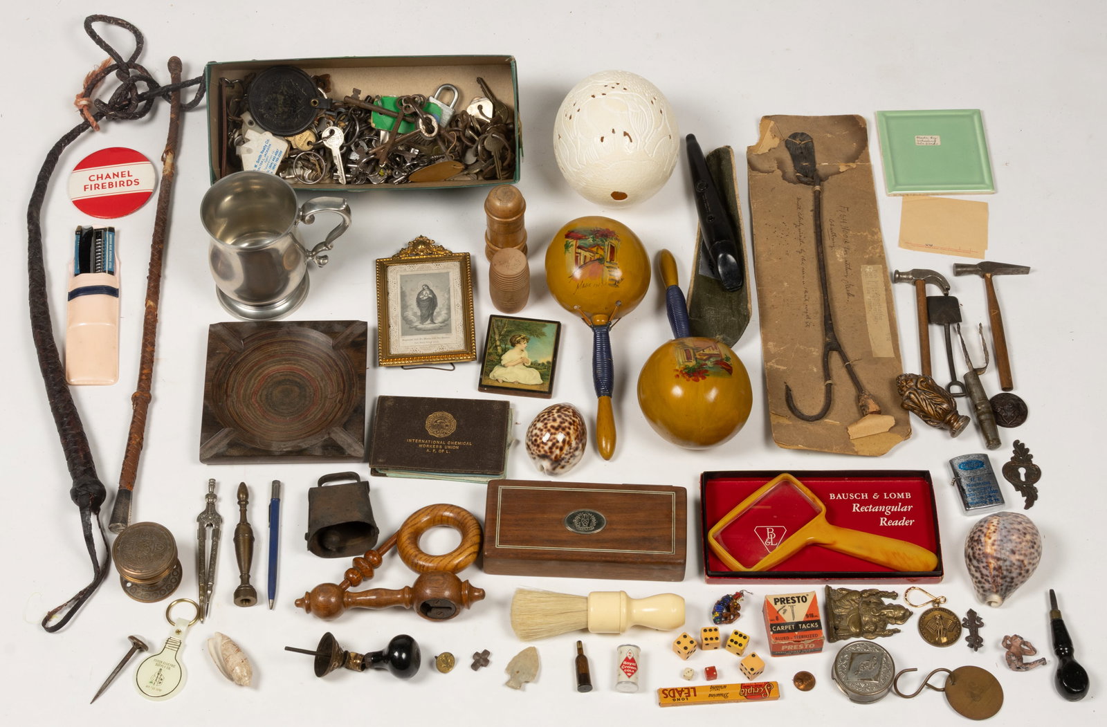 ASSORTED DECORATIVE AND DOMESTIC ARTICLES, UNCOUNTED LOT (1 of 3)