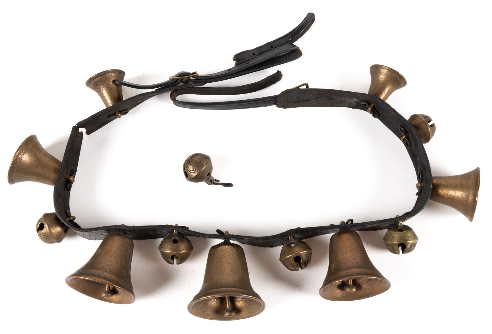 BRASS AND LEATHER STRAP OF SLEIGH BELLS (1 of 1)