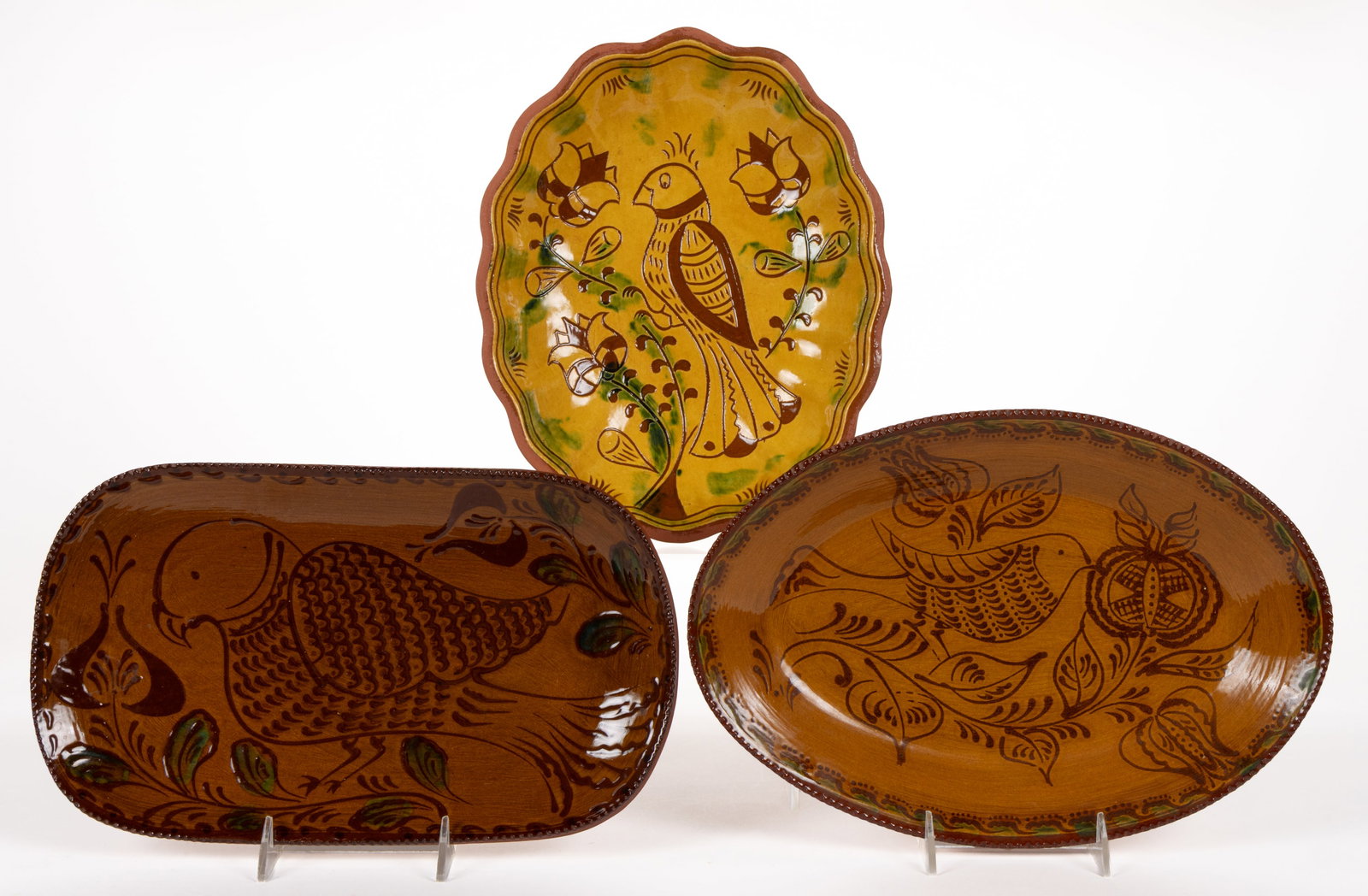 PENNSYLVANIA CONTEMPORARY EARTHENWARE / REDWARE ARTICLES, LOT OF THREE: PENNSYLVANIA CONTEMPORARY EARTHENWARE / REDWARE ARTICLES, LOT OF THREE, each single lead-glazed with additional copper-glazed decorations, comprising a Breininger Pottery scalloped rim example