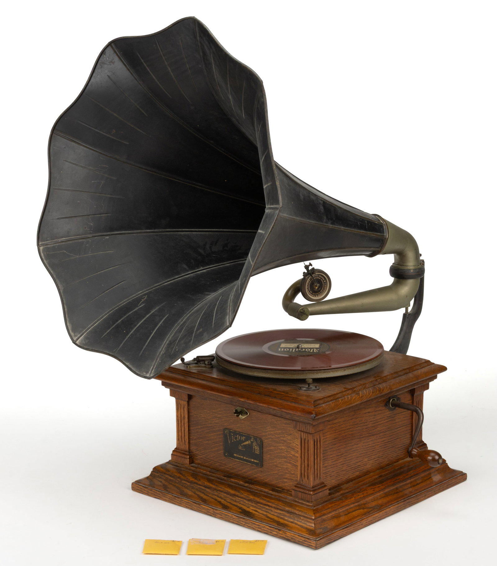 VICTOR TALKING MACHINE CO. MODEL III DISC PHONOGRAPH: VICTOR TALKING MACHINE CO. MODEL III DISC PHONOGRAPH, quarter-sawn oak case with columnar pilasters at the corners and raised on a molded base, label with serial number 21258A. Retains original varnis