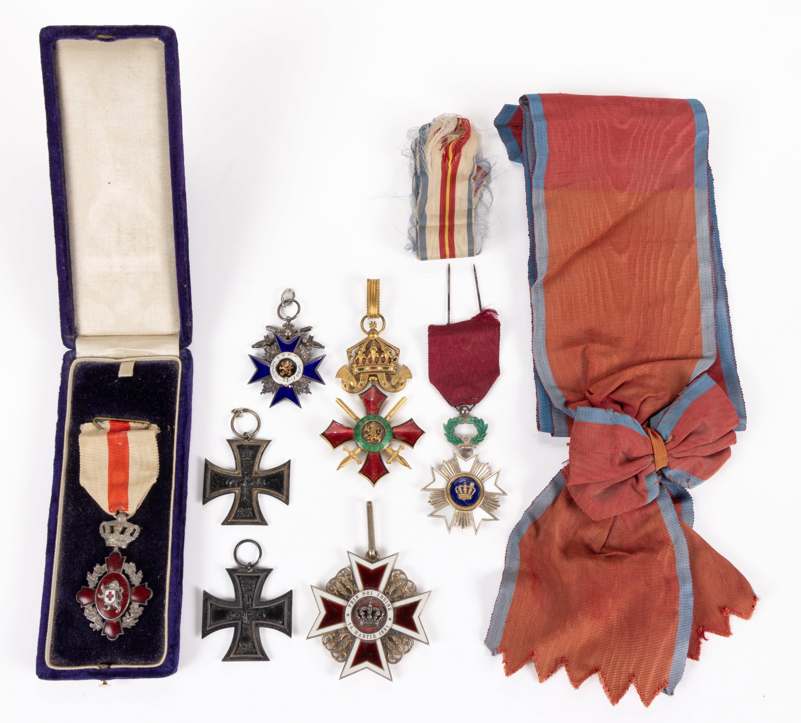 ASSORTED EUROPEAN BADGES / MEDALS AND RELATED ARTICLES, LOT OF 10: ASSORTED EUROPEAN BADGES / MEDALS AND RELATED ARTICLES, LOT OF 10, most badges silver or silver-gilt of unknown fineness, badges including a Belgian Order of the Crown, a WWI German Bavarian Mili