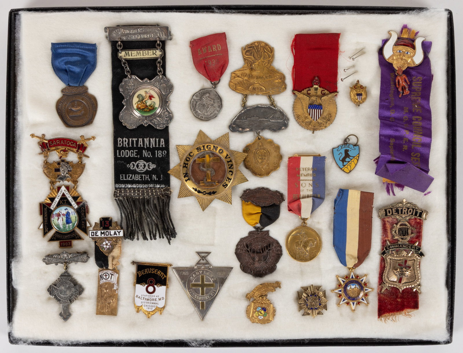 ASSORTED LODGE / FRATERNAL / SOCIETY PINS / BADGES / RIBBONS, LOT OF 20: ASSORTED LODGE / FRATERNAL / SOCIETY PINS / BADGES / RIBBONS, LOT OF 20, examples from a large number of different organizations including Kiwanis, Daughters of Founders and Patriots of America, BPO E