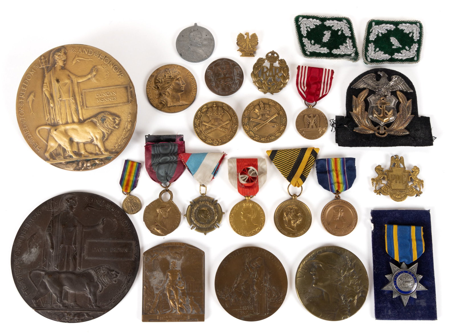 ASSORTED AMERICAN AND EUROPEAN MILITARY MEDALS AND RELATED ARTICLES, UNCOUNTED LOT (1 of 2)