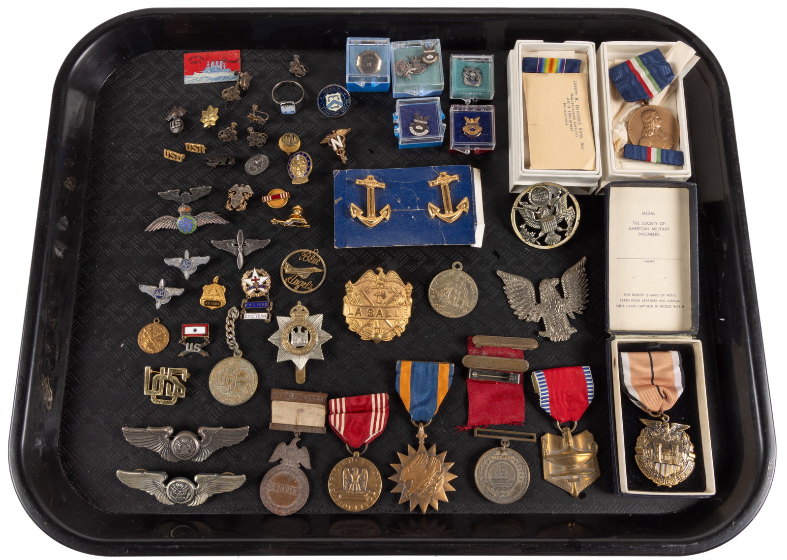 ASSORTED AMERICAN AND OTHER MILITARY MEDALS / PINS AND RELATED ARTICLES, UNCOUNTED LOT: ASSORTED AMERICAN AND OTHER MILITARY MEDALS / PINS AND RELATED ARTICLES, UNCOUNTED LOT, including a seemingly-unused Pennsylvania National Guard medal set in the original box with wrapping; a number o