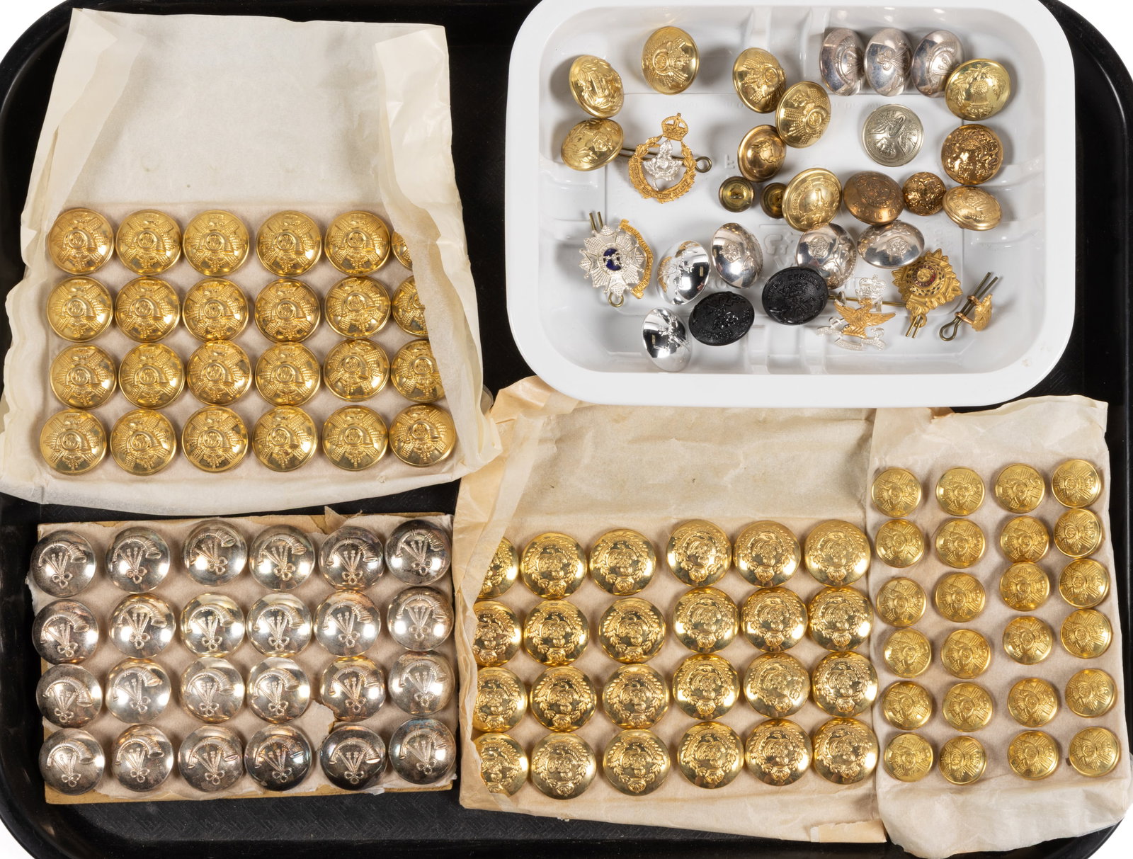 ASSORTED ENGLISH MILITARY AND UNIFORM BUTTONS AND INSIGNIA, UNCOUNTED LOT: ASSORTED ENGLISH MILITARY AND UNIFORM BUTTONS AND INSIGNIA, UNCOUNTED LOT, brass and silver-plate, including sets of 24 of Light Infantry, Queen's Worcestershire Hussars (Imperial Yeomanry), and t