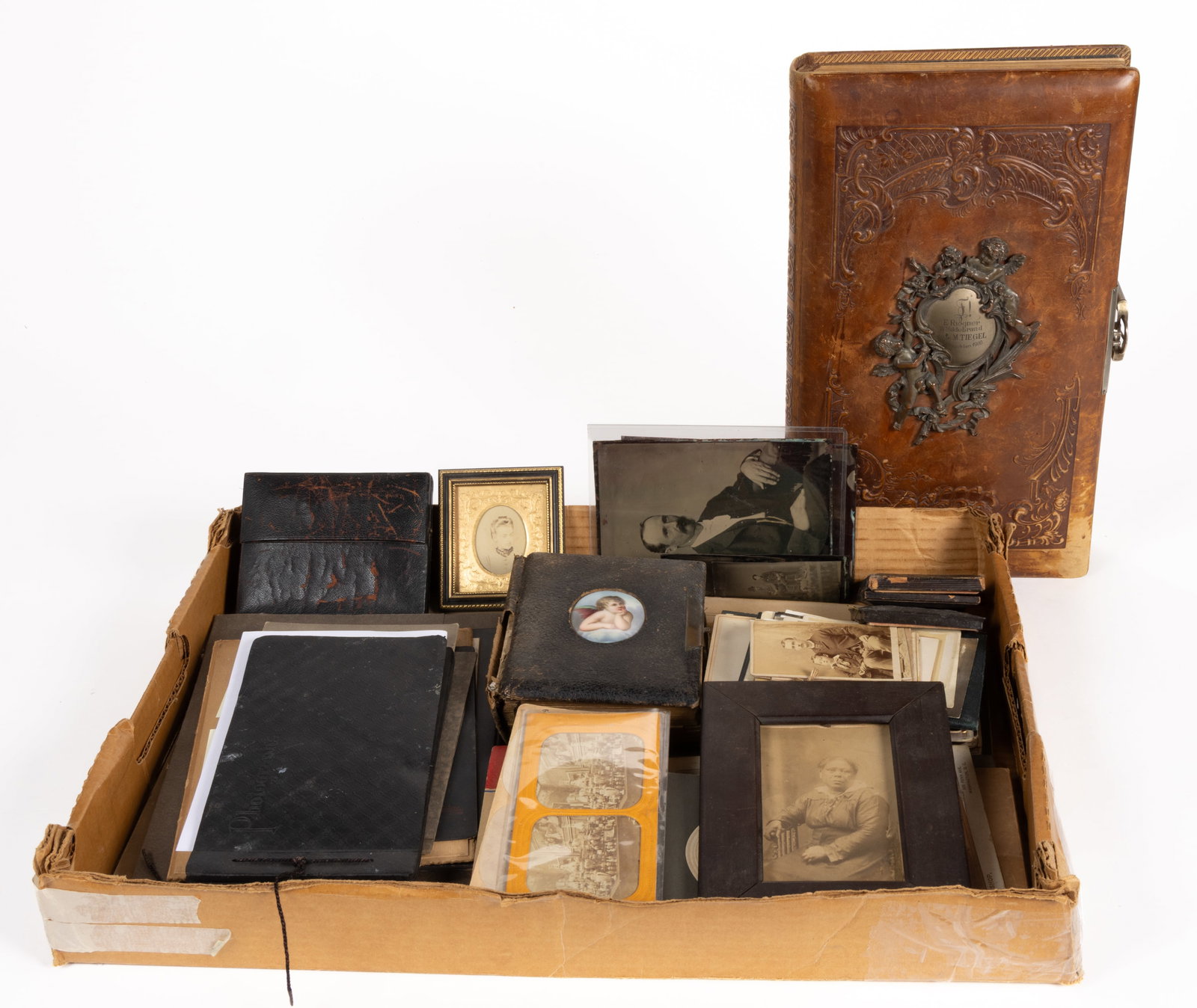 ANTIQUE AND VINTAGE PHOTOGRAPHS, ALBUMS AND UNCOUNTED LOOSE LOT (1 of 6)