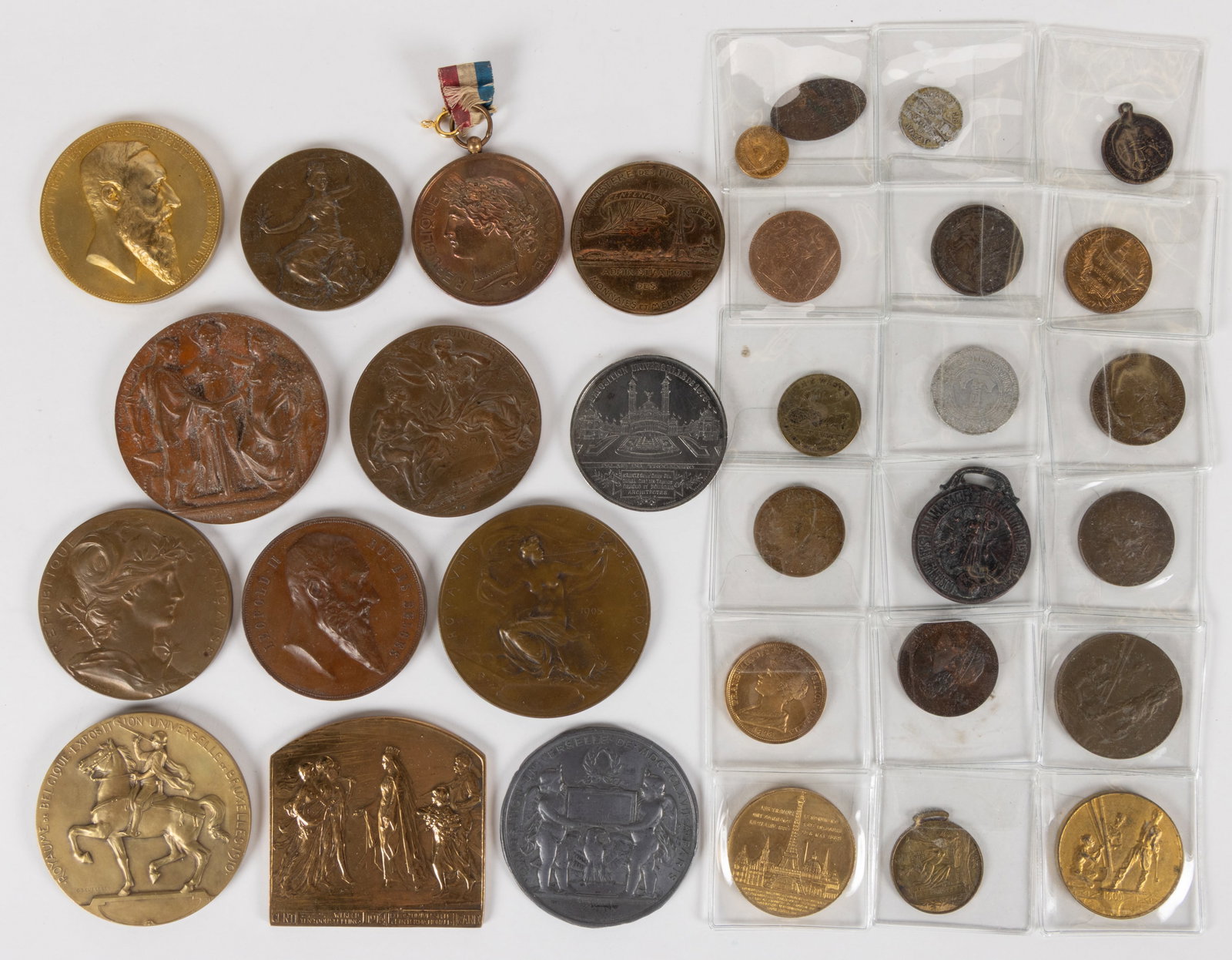 ASSORTED 19TH/EARLY 20TH CENTURY EUROPEAN / INTERNATIONAL EXPOSITION MEDALS AND TOKENS, LOT OF 32: ASSORTED 19TH/EARLY 20TH CENTURY EUROPEAN / INTERNATIONAL EXPOSITION MEDALS AND TOKENS, LOT OF 32, most commemorating French or Belgian expositions/fairs throughout the second half of the 19th ce