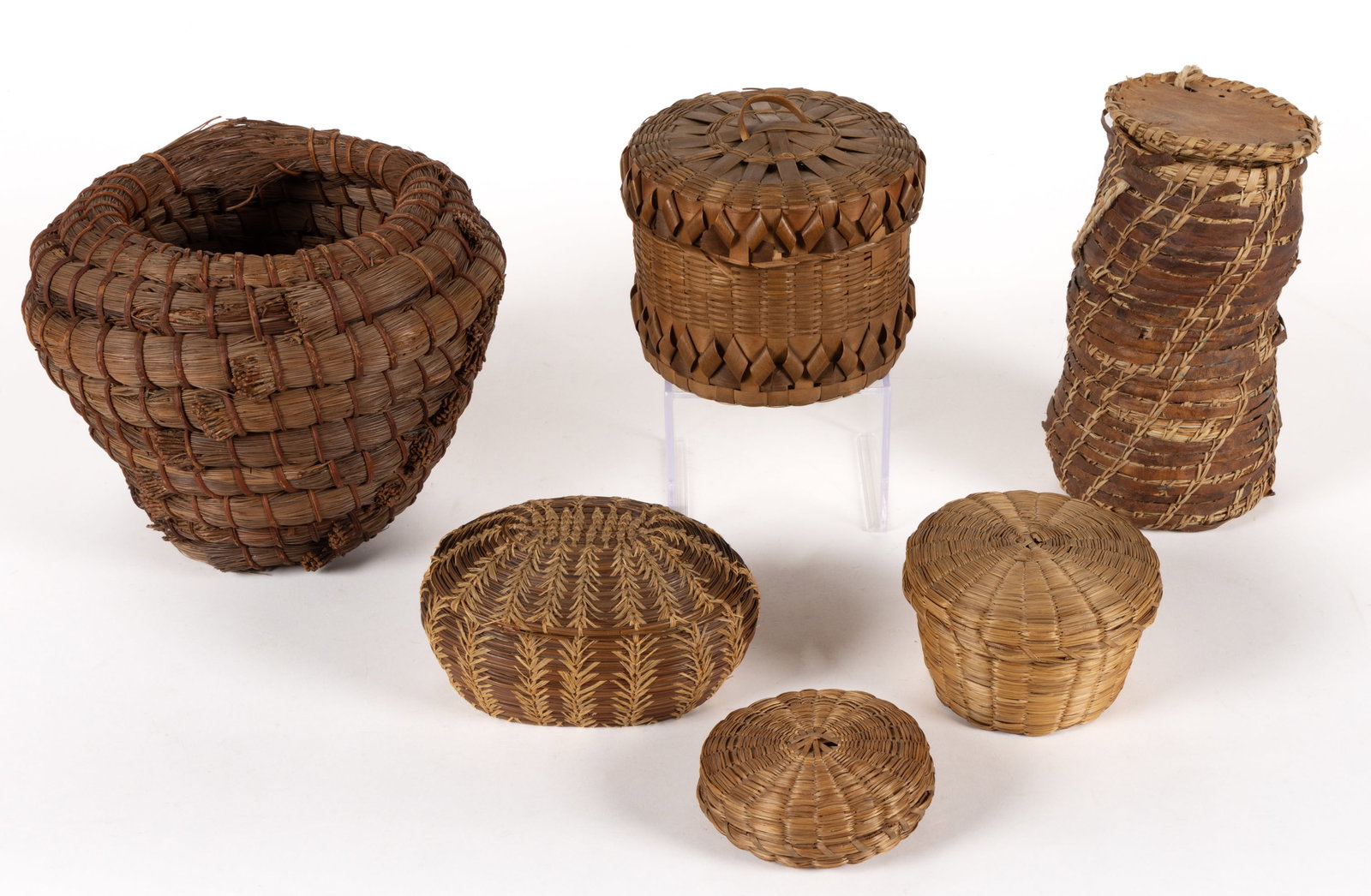 ASSORTED NATIVE AMERICAN WOVEN BASKETS, LOT OF SIX: ASSORTED NATIVE AMERICAN WOVEN BASKETS, LOT OF SIX, including a coiled longleaf pine needle basket featuring thick stacked needle coils bound with vertical stitches and decorative knot