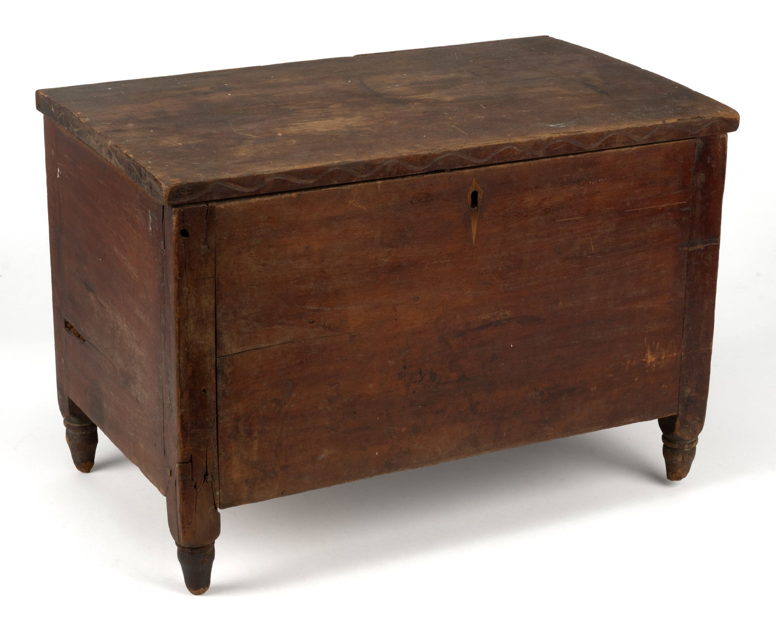 SOUTHERN CHERRY CHILD'S BLANKET CHEST: SOUTHERN CHERRY CHILD'S BLANKET CHEST, the diminutive backcountry form featuring hinged lid with incised sine wave to edge concealing interior with lidded till, kite-form inlaid escutche