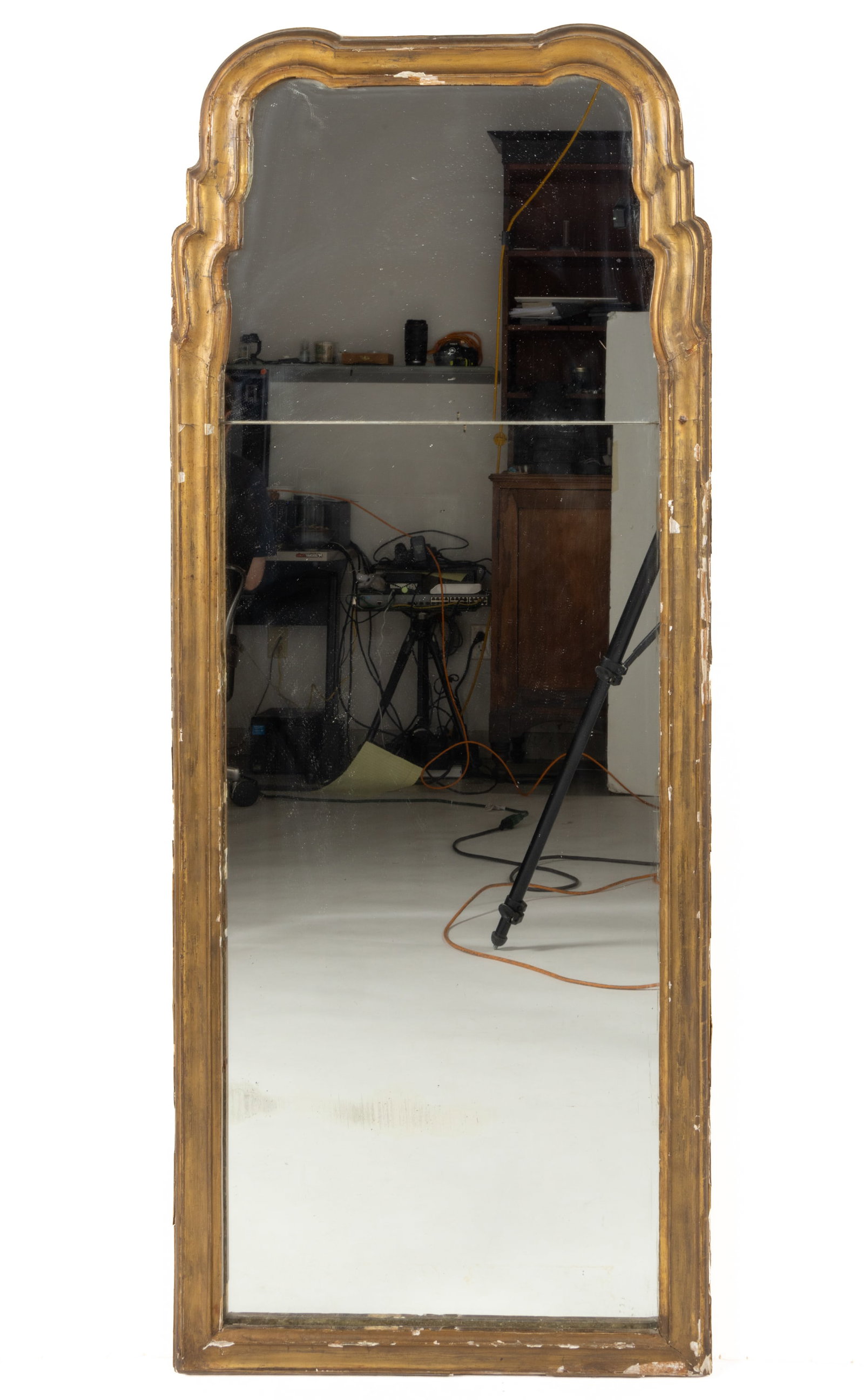 AMERICAN QUEEN ANNE-STYLE GILT MIRROR (1 of 3)