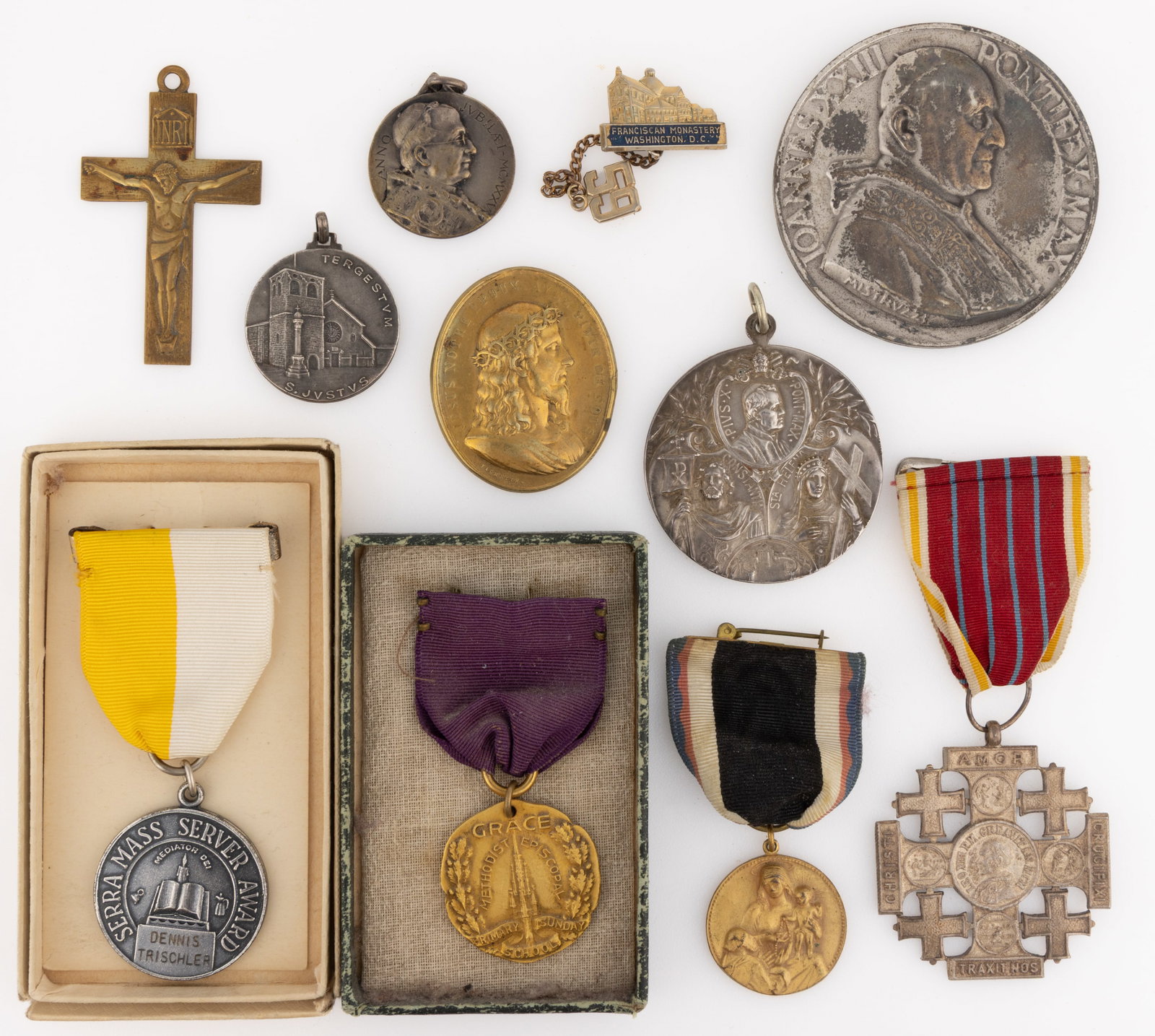 ASSORTED RELIGIOUS MEDALS / PINS AND RELATED ARTICLES, LOT OF 11: ASSORTED RELIGIOUS MEDALS / PINS AND RELATED ARTICLES, LOT OF 11, including a 1913 commemorative Vatican medal for the 1600th anniversary of the Edict of Milan, and a sterling silver marked