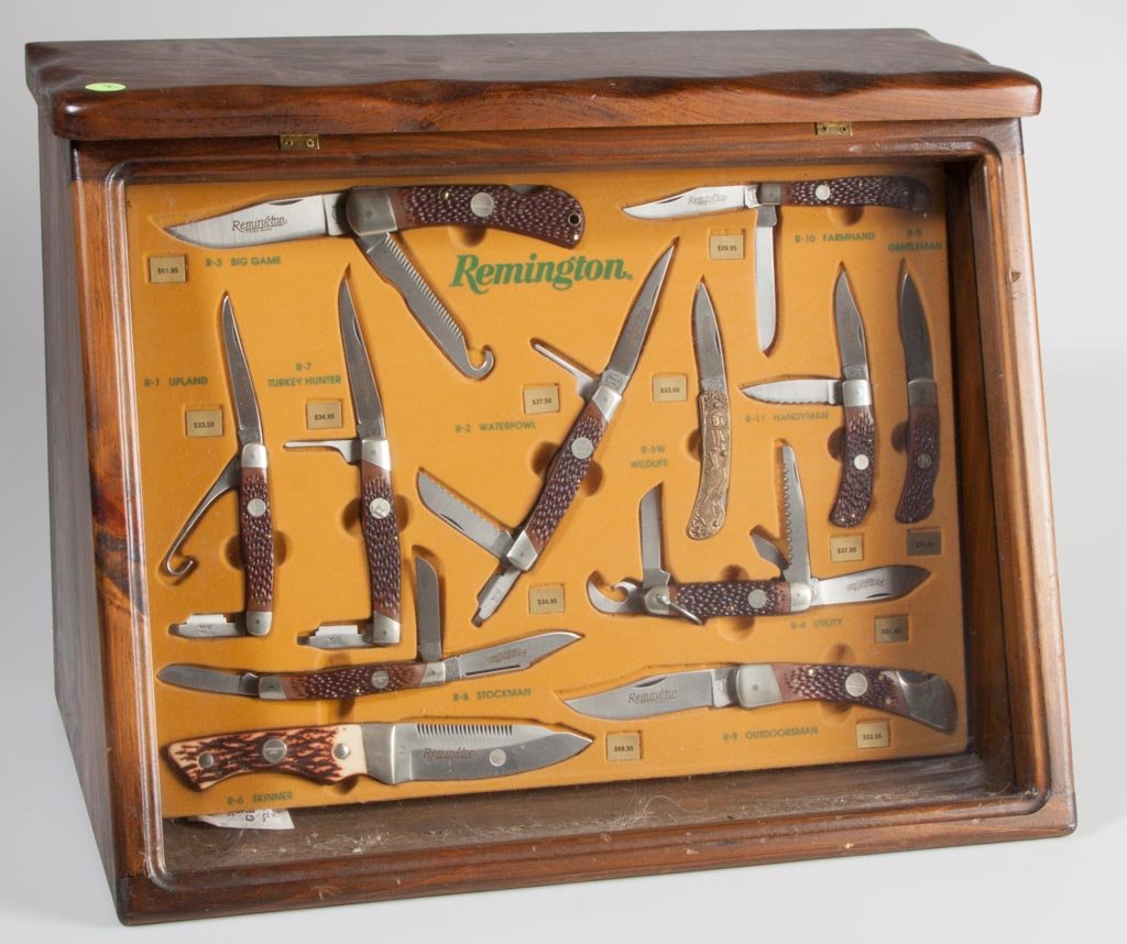 REMINGTON UMC COUNTER DISPLAY CASE AND 12 POCKET KNIVES